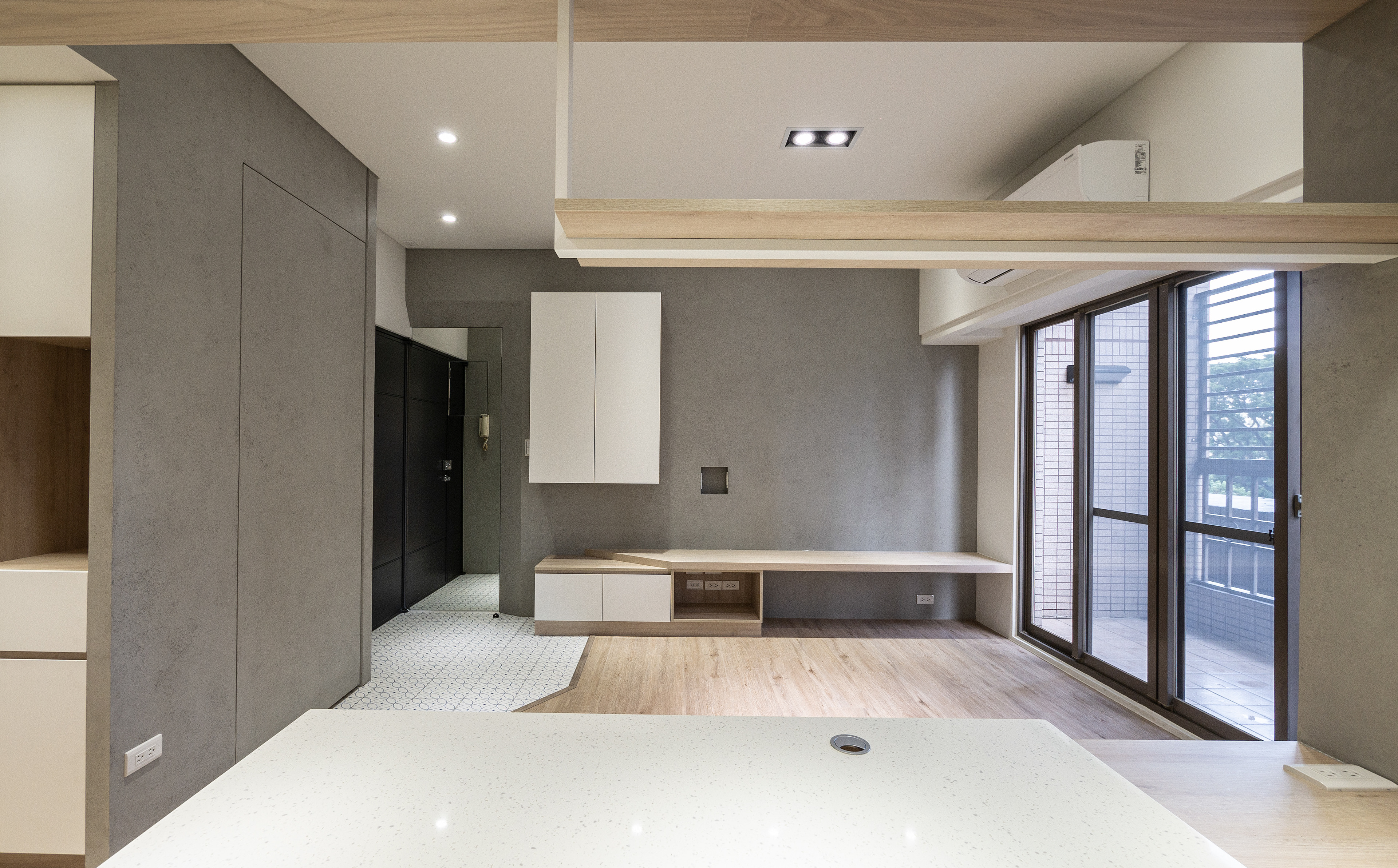 無垢宅, 木質, 溫潤, woody, 飯廳, 廚房, dining room, kitchen, 電器櫃, electric apparatus cabinet, 吊燈, pendant, 仿清水模塗料, simulated architectural concrete coating , simulated fair-faced concrete coating, 書桌, desk, bureau, 客廳, living room, 超耐磨地板, laminate flooring, 木質天花板, woody ceiling, 築本國際設計, rootlocus, interior design