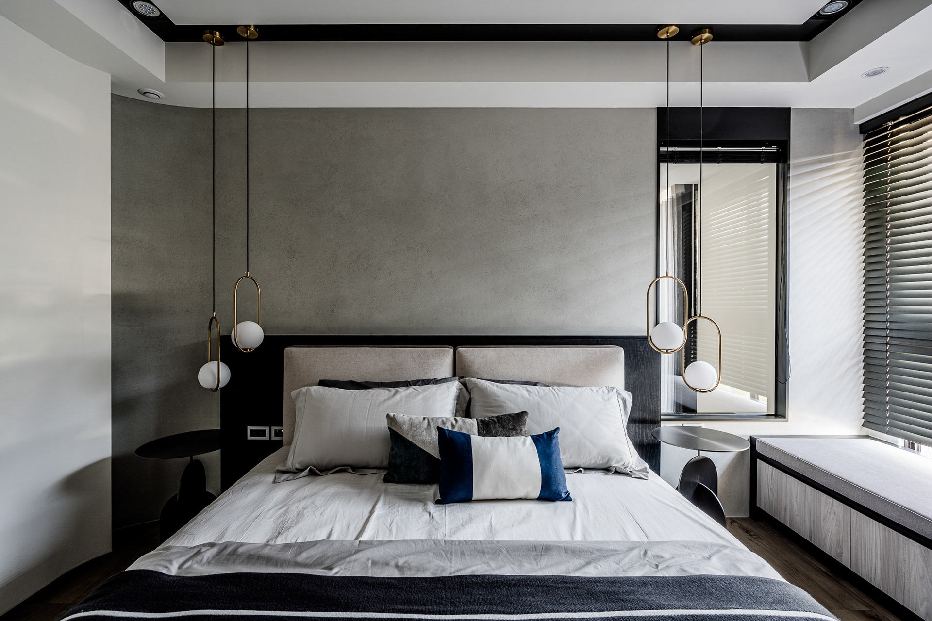 掠光浮島, 小豪宅, 主臥室, master bedroom, 臥榻, lounge, 吊燈, pendant, 超耐磨地板, laminate flooring, 築本國際設計, rootlocus, interior design, A' Design Award Winner 2021A'Design Award Winner in Interior Space and Exhibition Design Category, 2020 - 2021.