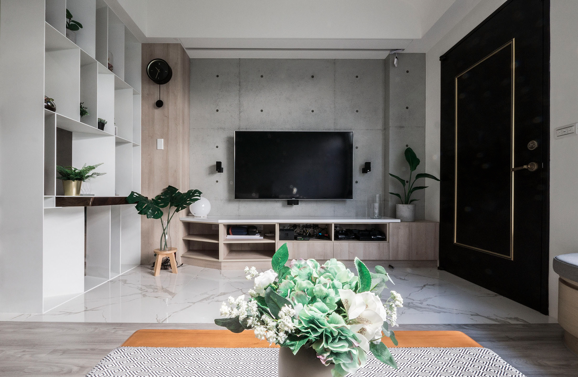 午後青鳥, 客廳, living room, 沙發, sofa, couch, 臥榻, lounge, 木質, 溫潤, woody, 仿清水模塗料, simulated architectural concrete coating , simulated fair-faced concrete coating, 電視牆, TV wall, 超耐磨地板, laminate flooring, 仿大理石磁磚, simulated marble ceramic tile, 築本國際設計, rootlocus, interior design