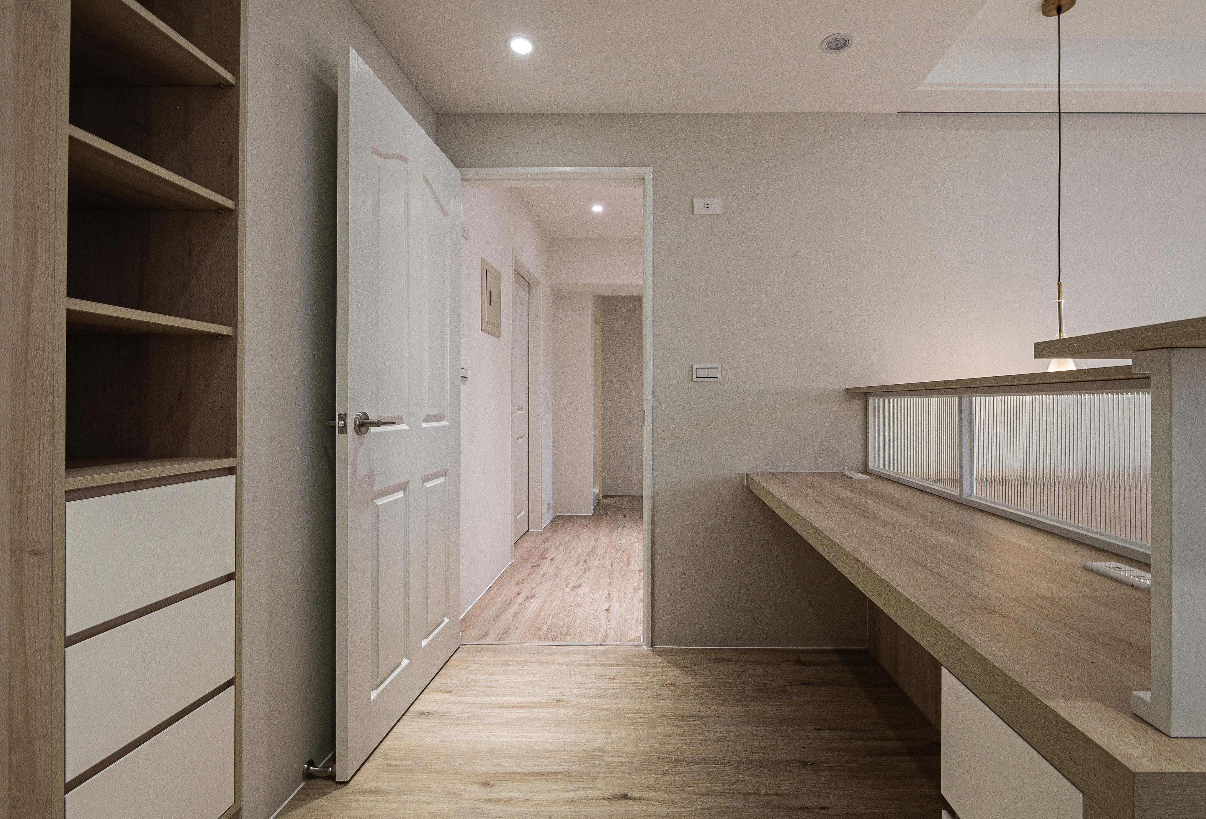 無垢宅, 木質, 溫潤, woody, 主臥室, master bedroom, 衣櫃, 衣櫥, closet, wardrobe, 檯燈, 桌燈, 床頭燈, lamp, bed light, 書桌, desk, bureau, 長虹玻璃, changhong glass, 超耐磨地板, laminate flooring, 築本國際設計, rootlocus, interior design