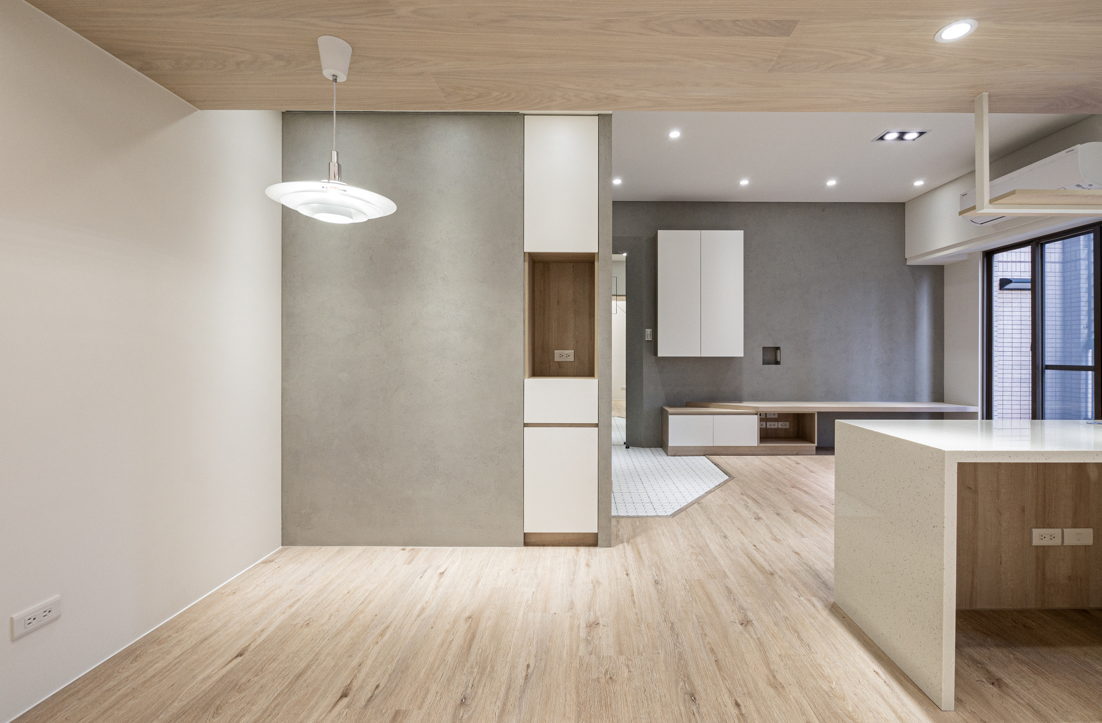 無垢宅, 木質, 溫潤, woody, 飯廳, 廚房, dining room, kitchen, 電器櫃, electric apparatus cabinet, 吊燈, pendant, 仿清水模塗料, simulated architectural concrete coating , simulated fair-faced concrete coating, 書桌, desk, bureau, 客廳, living room, 超耐磨地板, laminate flooring, 木質天花板, woody ceiling, 築本國際設計, rootlocus, interior design