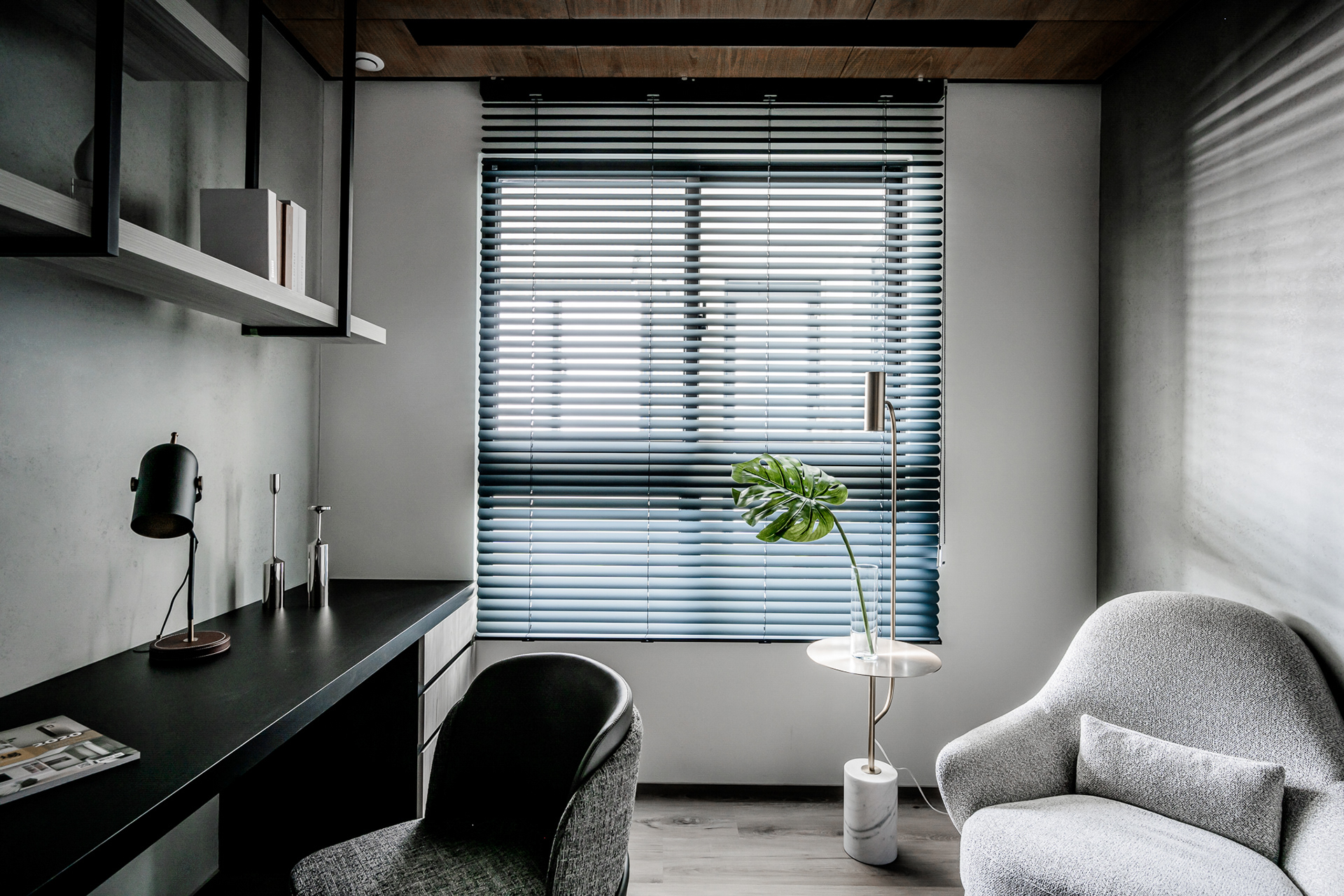 掠光浮島, 小豪宅, 書房, study, 客房, guest room, guest bedroom, spare room, 多用途室, 多功能室, multipurpose room, 超耐磨地板, laminate flooring, 築本國際設計, rootlocus, interior design, A' Design Award Winner 2021A'Design Award Winner in Interior Space and Exhibition Design Category, 2020 - 2021.