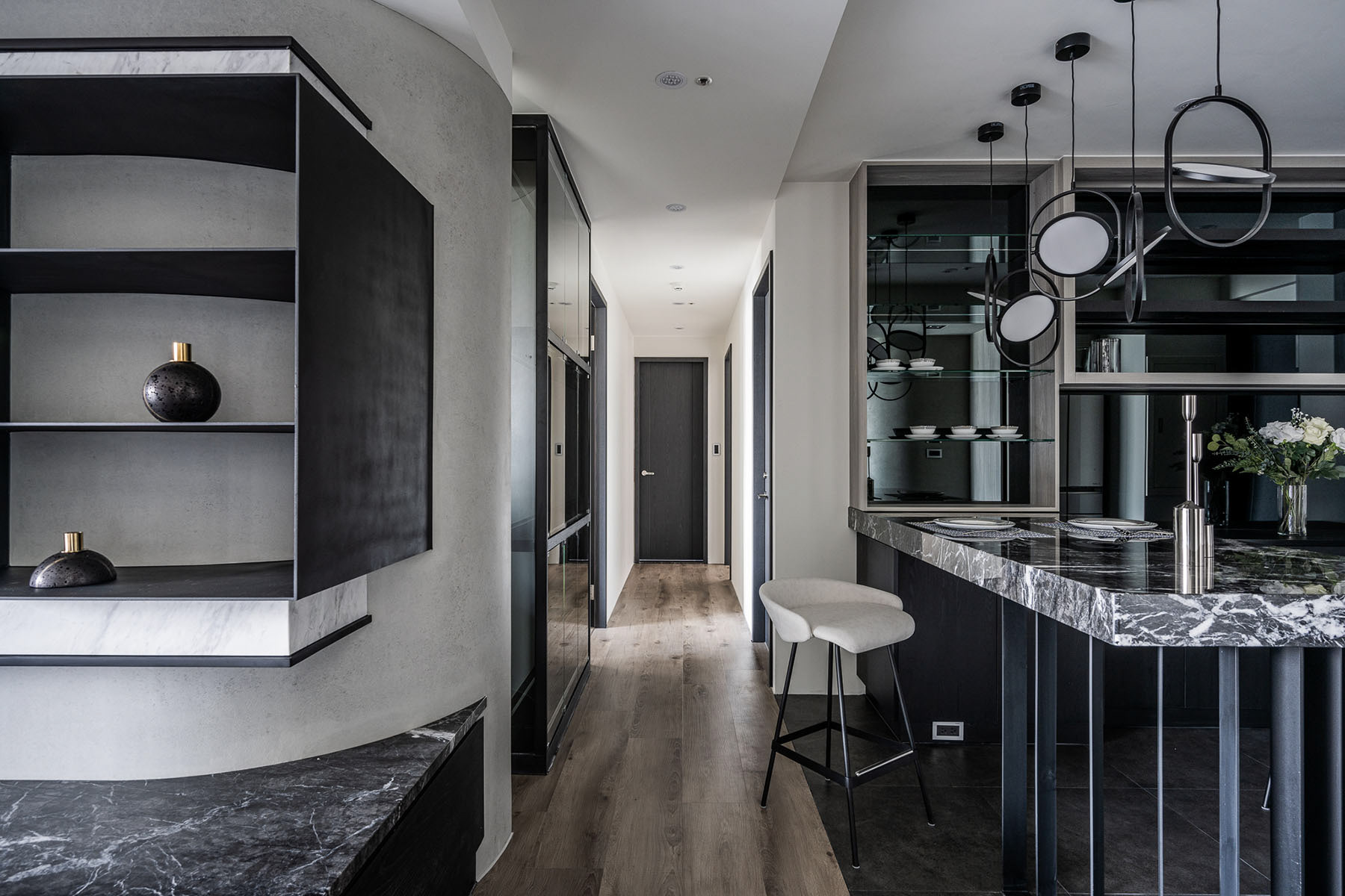 掠光浮島, 小豪宅, 走廊, 走道, walkway, corridor, 超耐磨地板, laminate flooring, 中島, island, 餐桌, dining table, 築本國際設計, rootlocus, interior design, A' Design Award Winner 2021A'Design Award Winner in Interior Space and Exhibition Design Category, 2020 - 2021.