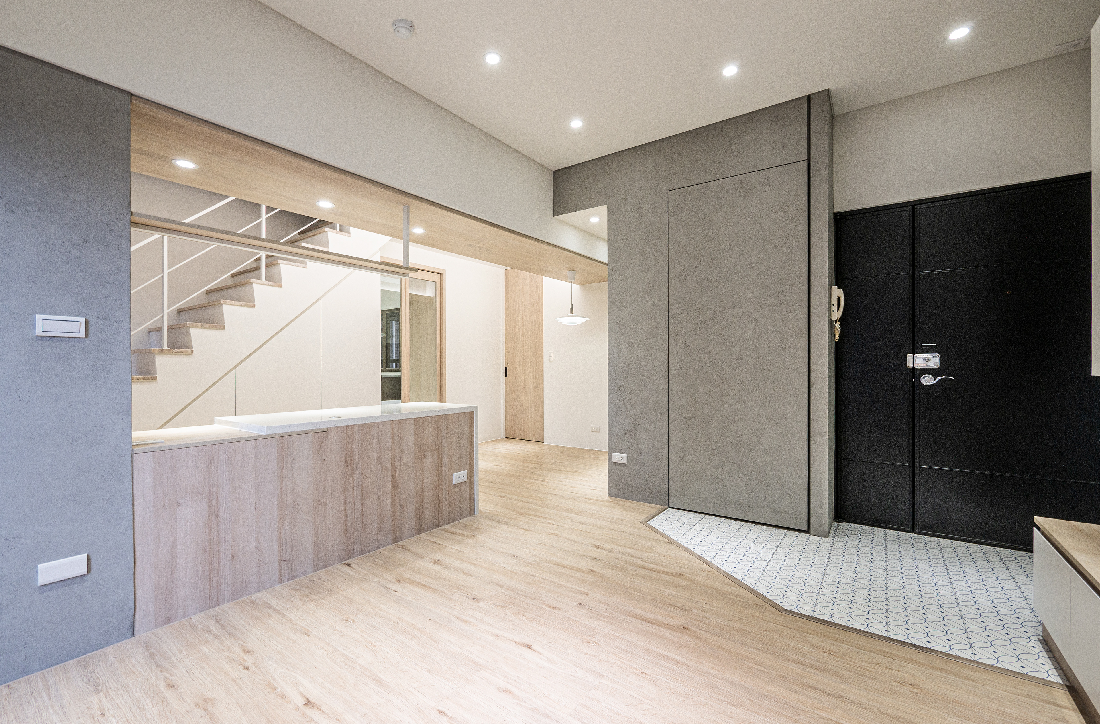 無垢宅, 木質, 溫潤, woody, 玄關, 走廊, 落塵區, entryway, entry, entrance, hallway, 仿清水模塗料, simulated architectural concrete coating , simulated fair-faced concrete coating, 書桌, desk, bureau, 超耐磨地板, laminate flooring, 樓梯, staircase, 築本國際設計, rootlocus, interior design