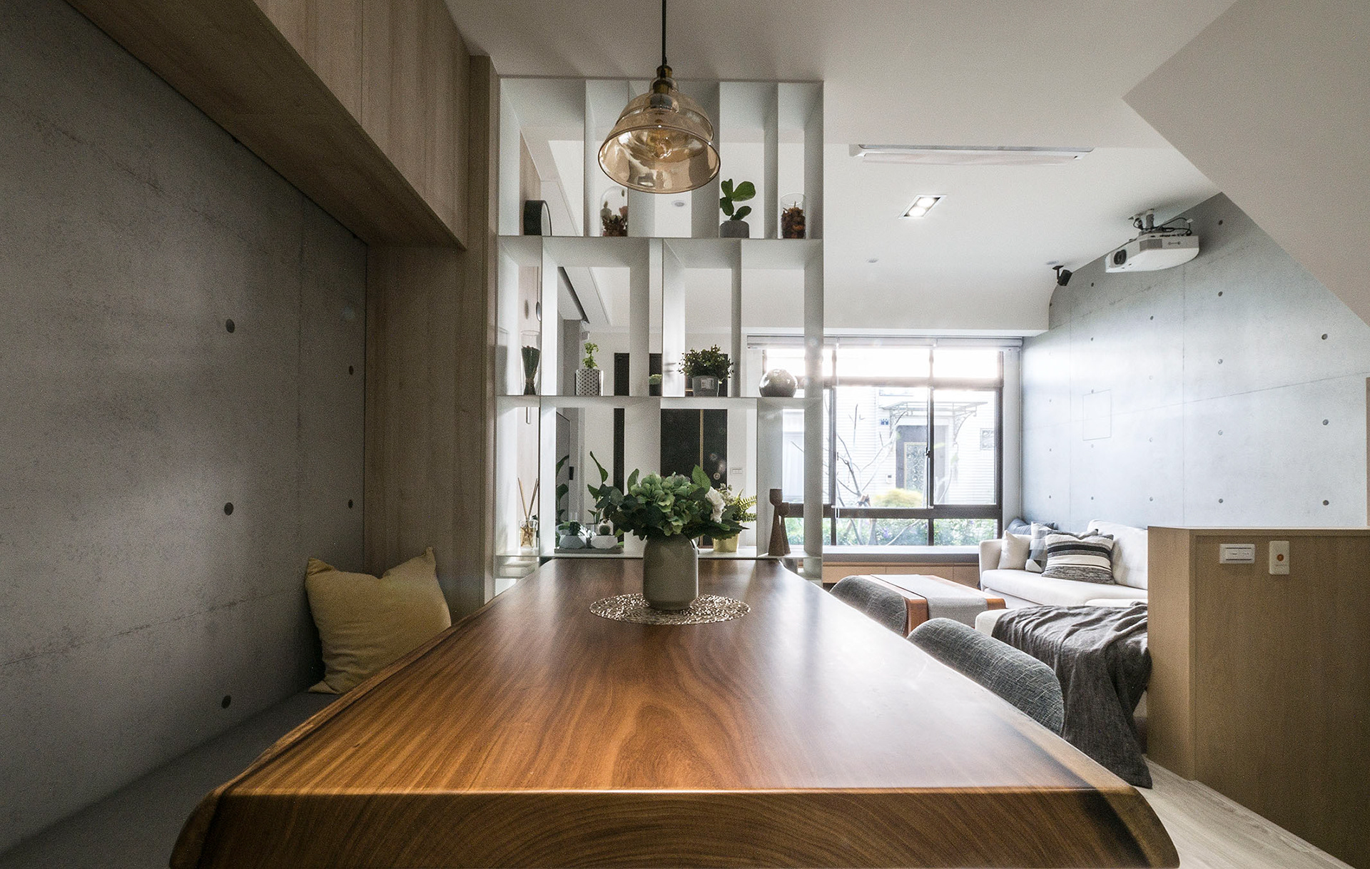 午後青鳥, 實木餐桌, solid wood dining table, 吊燈, pendant, 仿清水模塗料, simulated architectural concrete coating , simulated fair-faced concrete coating, 打放しコンクリート, béton brut, 鐵件, 築本國際設計, rootlocus, interior design