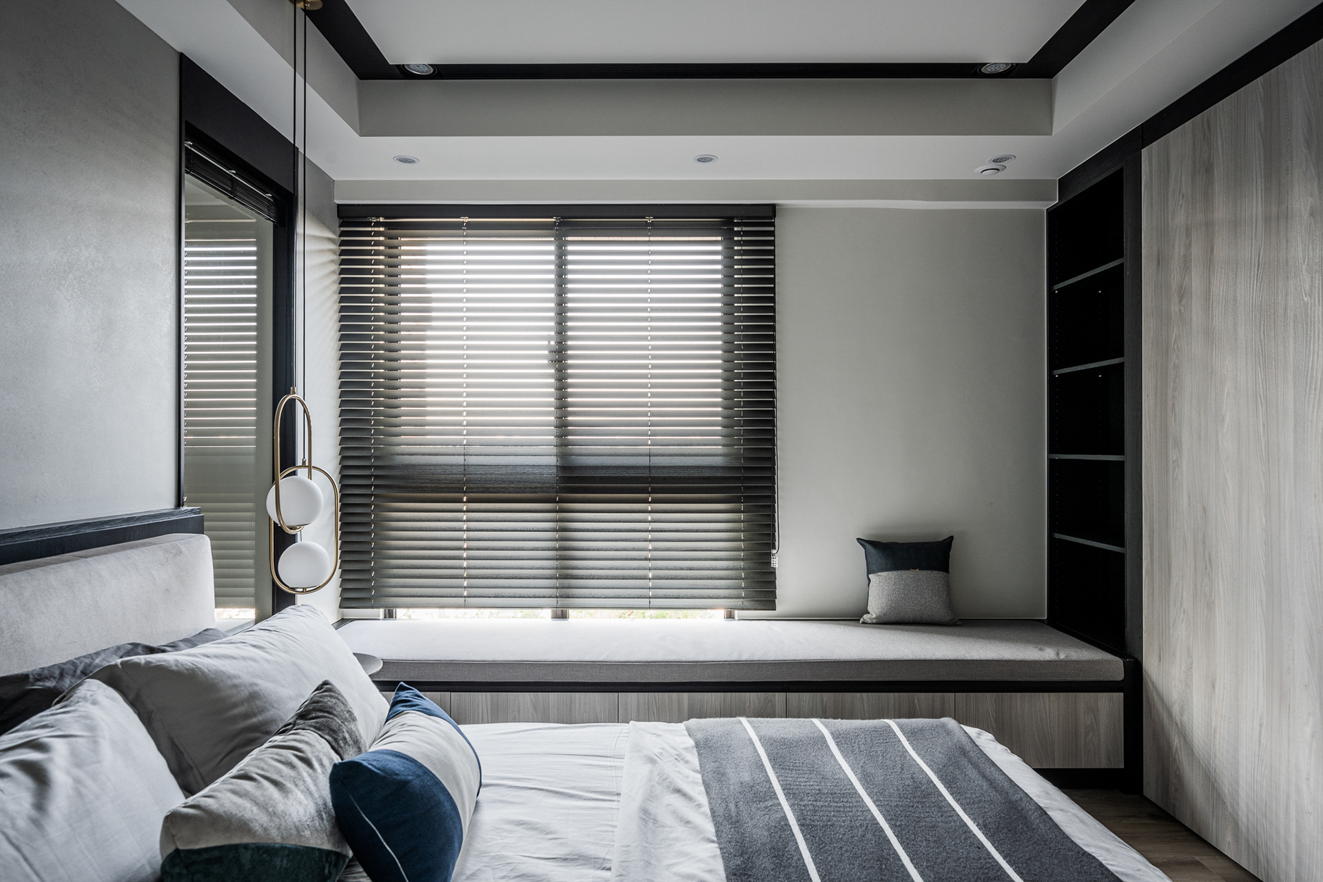 掠光浮島, 小豪宅, 主臥室, master bedroom, 臥榻, lounge, 吊燈, pendant, 超耐磨地板, laminate flooring, 築本國際設計, rootlocus, interior design, A' Design Award Winner 2021A'Design Award Winner in Interior Space and Exhibition Design Category, 2020 - 2021.