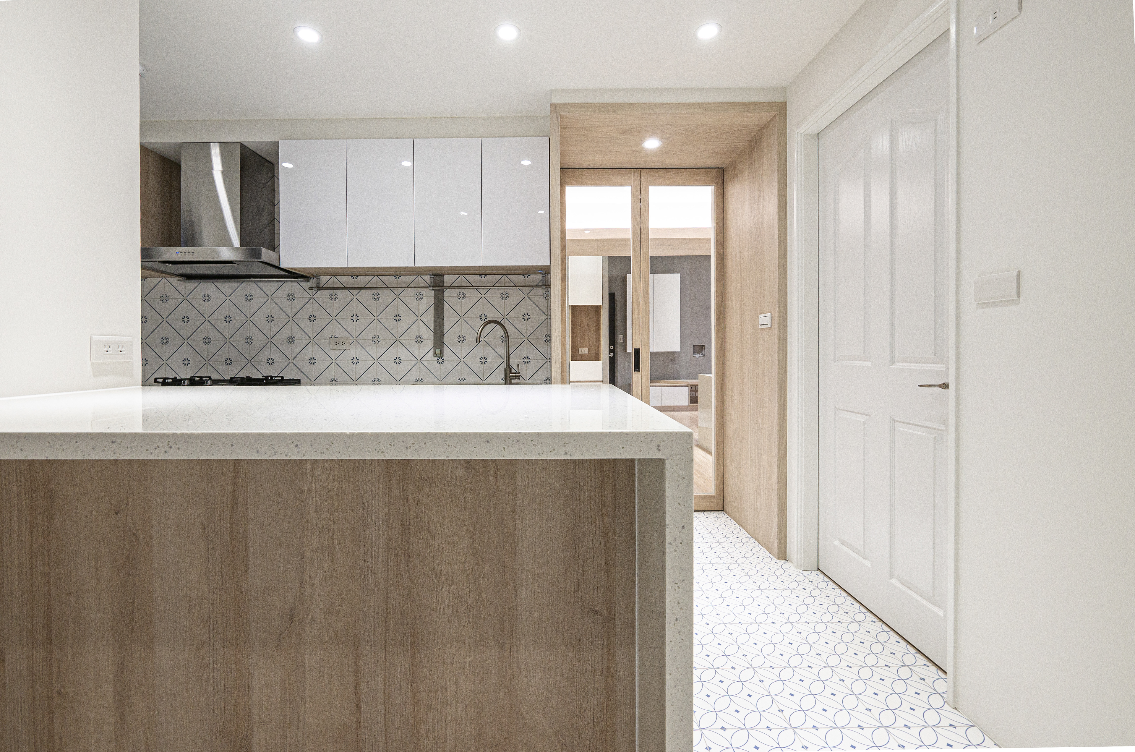 無垢宅, 木質, 溫潤, woody, 書桌, desk, bureau, 超耐磨地板, laminate flooring, 樓梯, staircase, 飯廳, 廚房, dining room, kitchen, 幾何花磚, geometric tile, 摺疊門, 折門, 廚房折門, folding door, accordion door, 築本國際設計, rootlocus, interior design