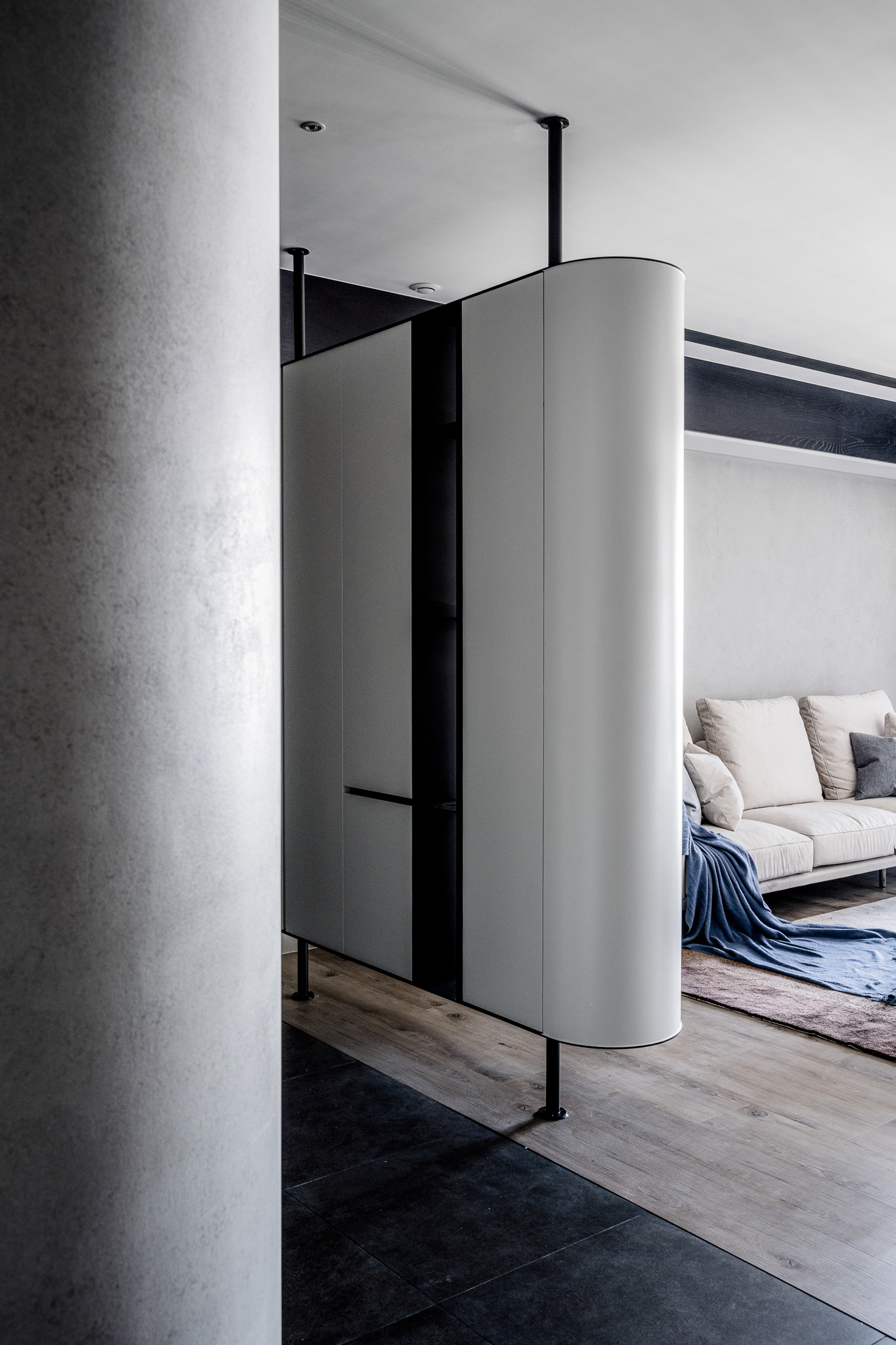 掠光浮島, 小豪宅, 玄關, 走廊, 落塵區, entryway, entry, entrance, hallway, 鞋櫃, shoe cabinet, 客廳, 起居室, living room, family room, 電視牆, TV wall, 超耐磨地板, laminate flooring, 築本國際設計, rootlocus, interior design, A' Design Award Winner 2021A'Design Award Winner in Interior Space and Exhibition Design Category, 2020 - 2021.