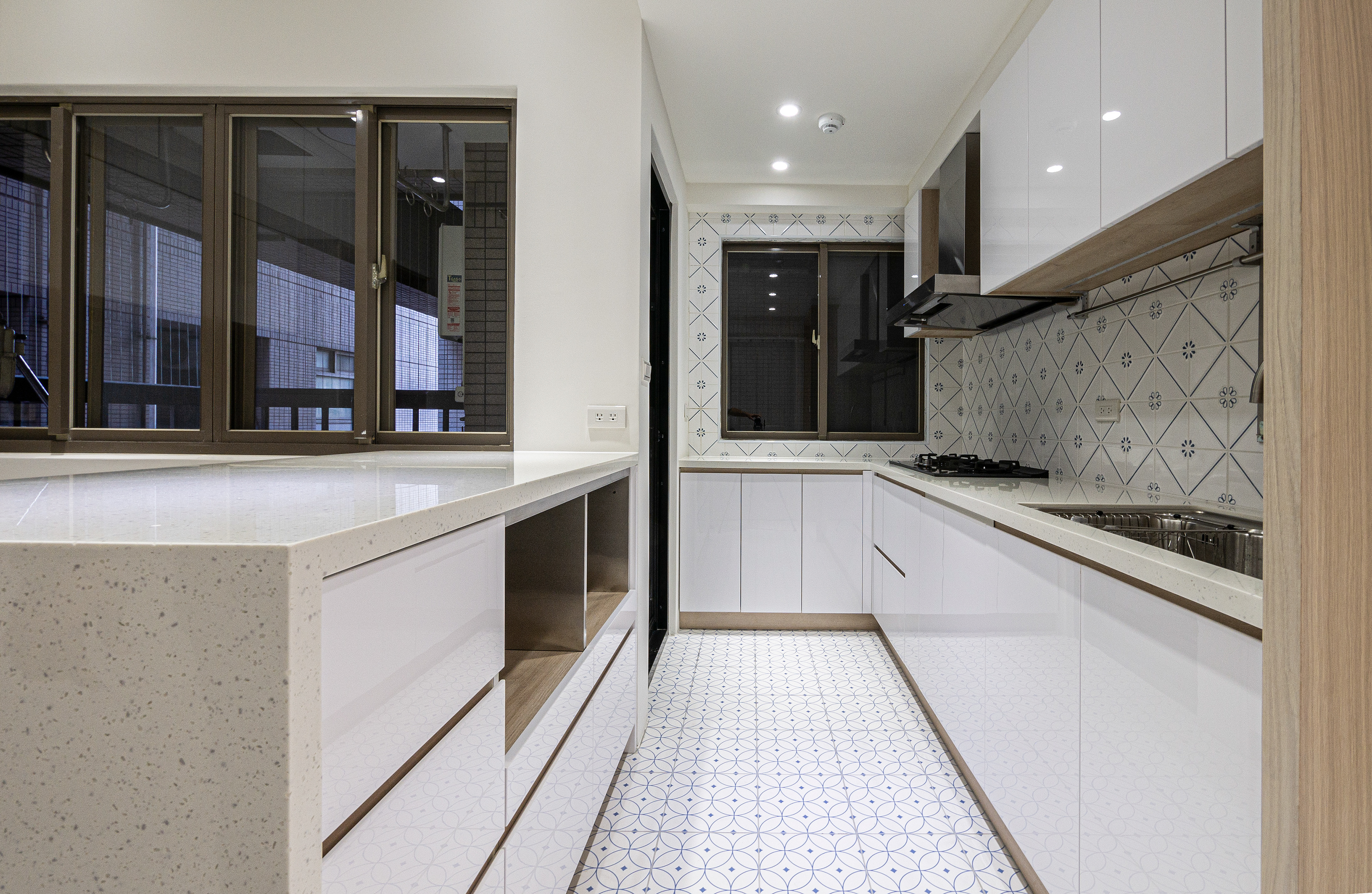 無垢宅, 木質, 溫潤, woody, 書桌, desk, bureau, 超耐磨地板, laminate flooring, 樓梯, staircase, 飯廳, 廚房, dining room, kitchen, 幾何花磚, geometric tile, 摺疊門, 折門, 廚房折門, folding door, accordion door, 築本國際設計, rootlocus, interior design