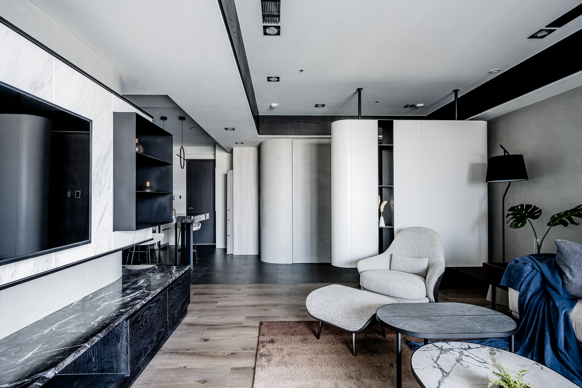 掠光浮島, 小豪宅, 客廳, 起居室, living room, family room, 沙發, sofa, couch, 電視, TV, 天花板, ceiling, 電視牆, TV wall, 超耐磨地板, laminate flooring, 築本國際設計, rootlocus, interior design, A' Design Award Winner 2021A'Design Award Winner in Interior Space and Exhibition Design Category, 2020 - 2021.