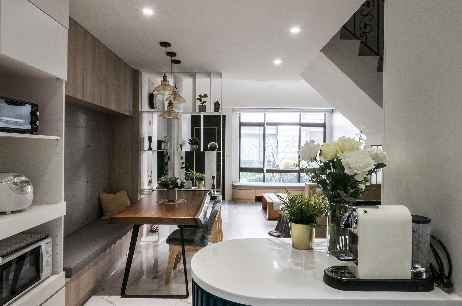 午後青鳥, 飯廳, 廚房, dining room, kitchen, 中島, island, 實木餐桌, solid wood dining table, 吊燈, pendant, 仿清水模塗料, simulated architectural concrete coating , simulated fair-faced concrete coating, 打放しコンクリート, béton brut, 鐵件, 築本國際設計, rootlocus, interior design