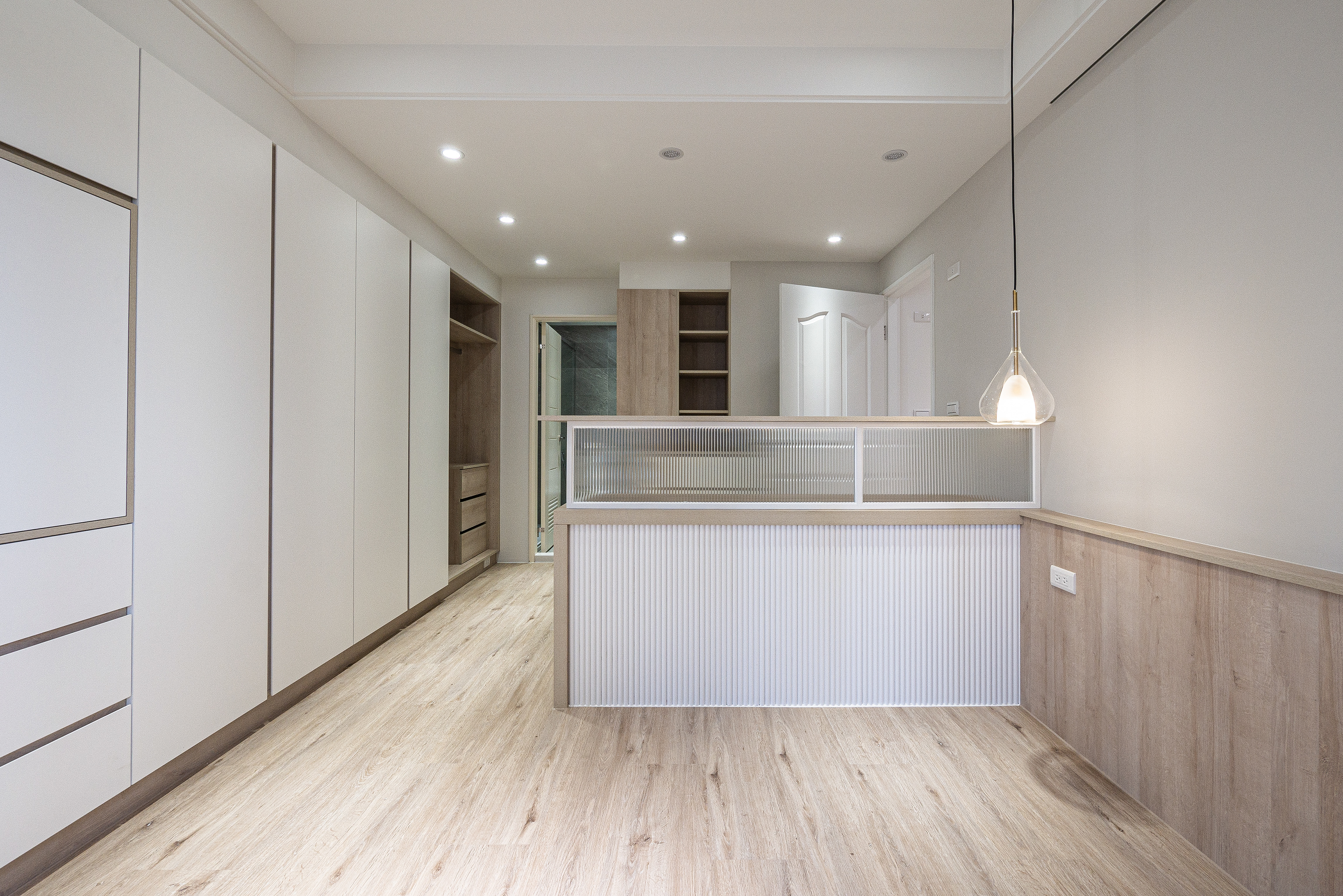 無垢宅, 木質, 溫潤, woody, 主臥室, master bedroom, 衣櫃, 衣櫥, closet, wardrobe, 檯燈, 桌燈, 床頭燈, lamp, bed light, 書桌, desk, bureau, 長虹玻璃, changhong glass, 超耐磨地板, laminate flooring, 築本國際設計, rootlocus, interior design