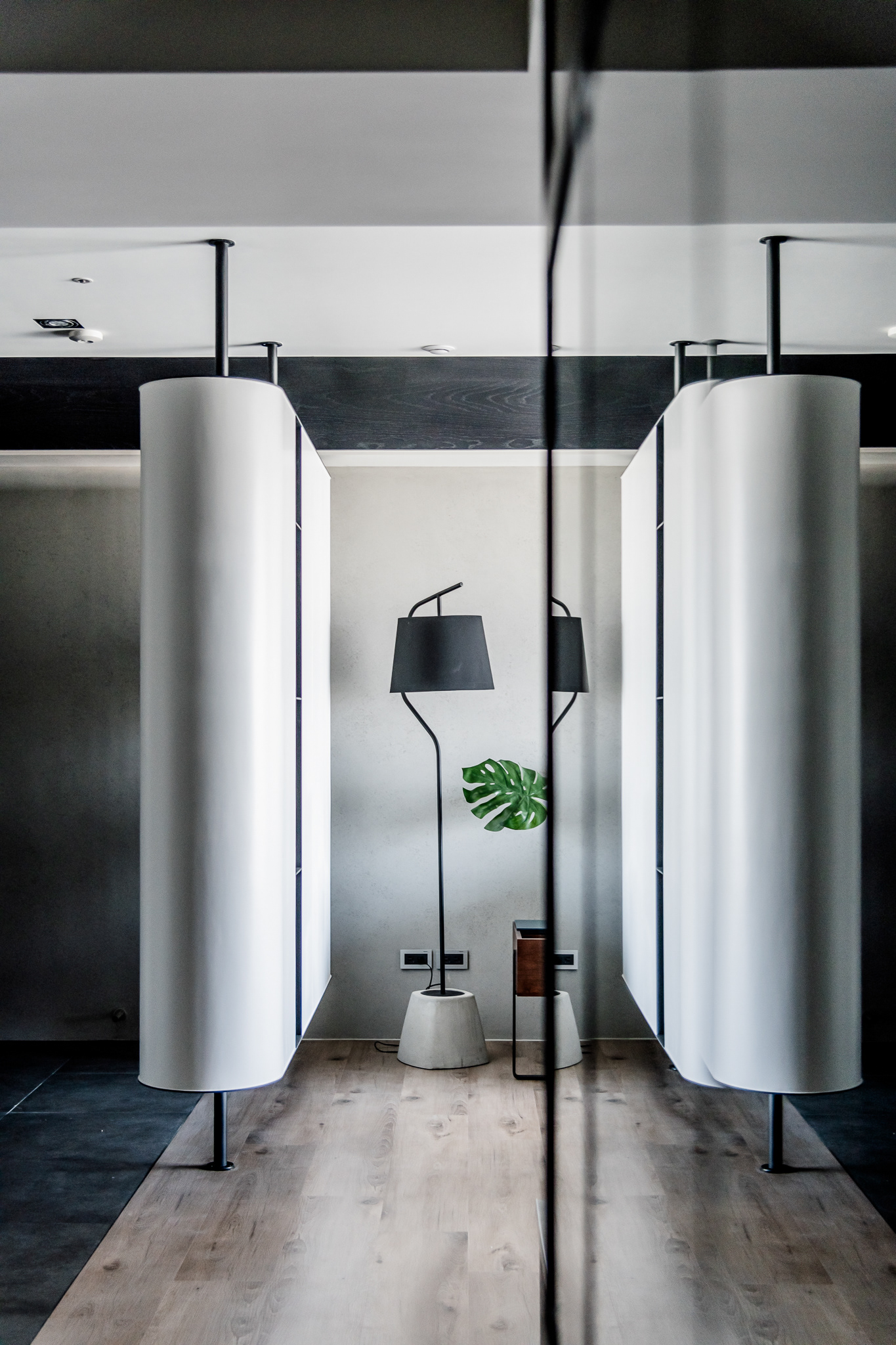 掠光浮島, 小豪宅, 玄關, 走廊, 落塵區, entryway, entry, entrance, hallway, , 鞋櫃, shoe cabinet, 電視牆, TV wall, 超耐磨地板, laminate flooring, 築本國際設計, rootlocus, interior design, A' Design Award Winner 2021A'Design Award Winner in Interior Space and Exhibition Design Category, 2020 - 2021.