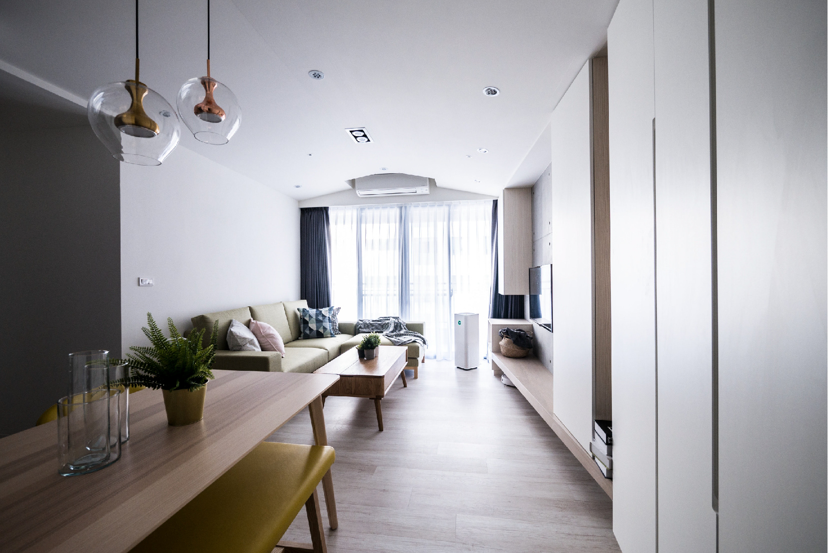 覓靜, 玄關, 落塵區, entryway, entry, entrance, 鞋櫃, shoe cabinet, 餐桌, dining table, 吊燈, pendant, 客廳, living room, 紗簾, gauze curtain, sheer curtain, 蛇行簾, tempo Wave curtain, 吊隱式冷氣, 隱藏式冷氣, 懸吊式冷氣, 吊掛隱藏式分離空調, ceiling concealed split air conditioner, 木質, 溫潤, woody, 超耐磨地板, laminate flooring, 築本國際設計, rootlocus, interior design