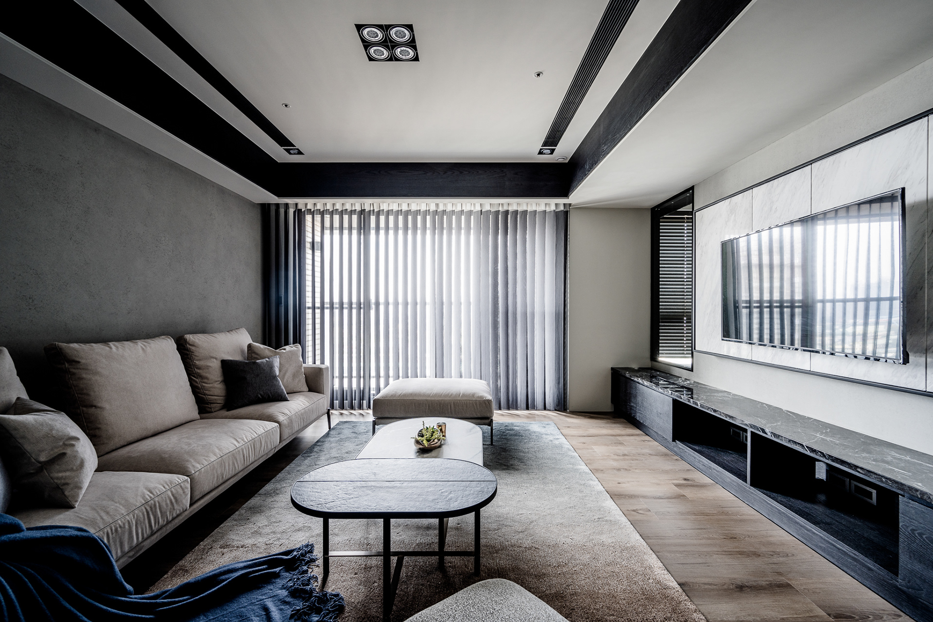 掠光浮島, 小豪宅, 客廳, 起居室, living room, family room, 沙發, sofa, couch, 電視, TV, 窗簾, curtains, drapes, 天花板, ceiling, 電視牆, TV wall, 超耐磨地板, laminate flooring, 築本國際設計, rootlocus, interior design, A' Design Award Winner 2021A'Design Award Winner in Interior Space and Exhibition Design Category, 2020 - 2021.