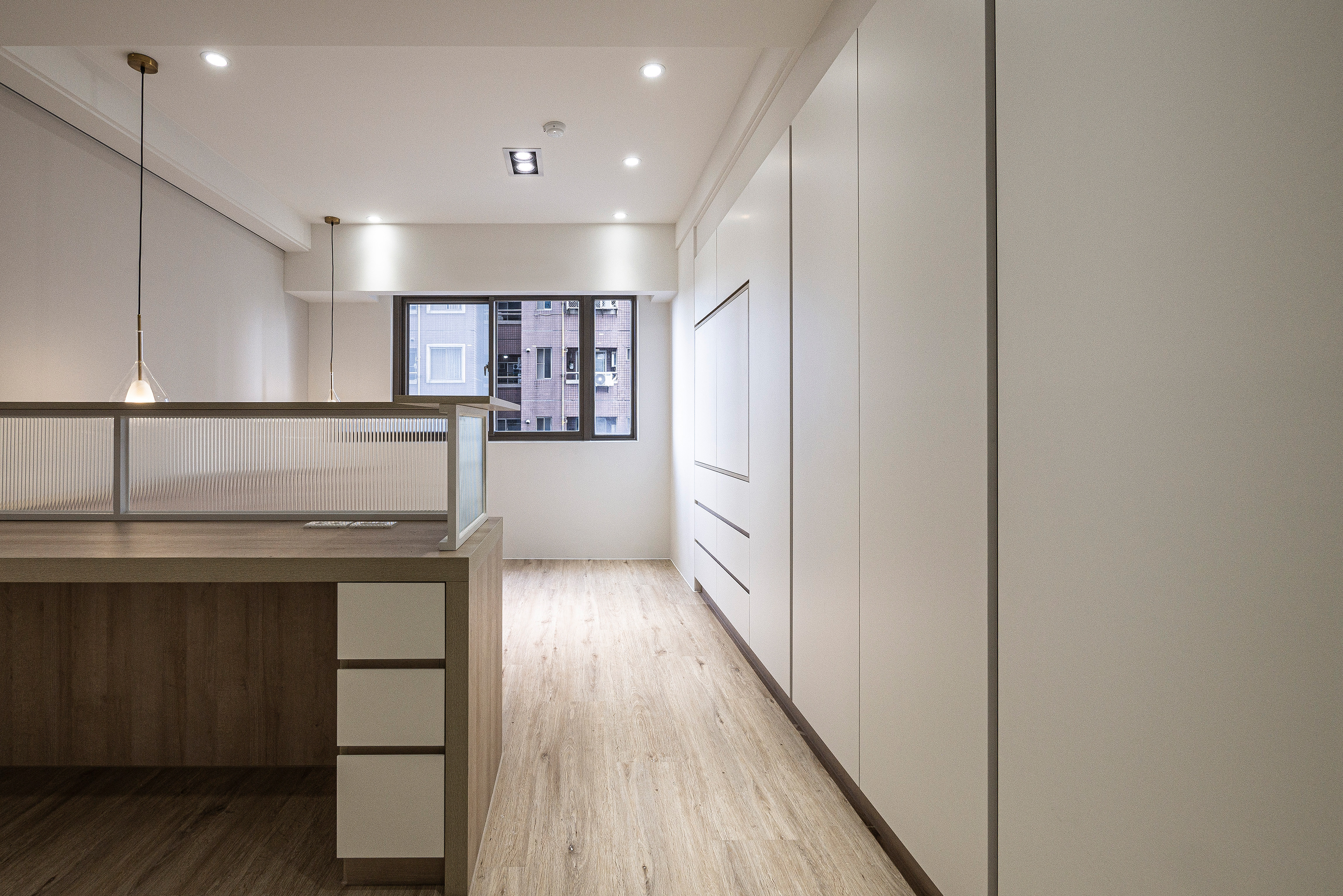 無垢宅, 木質, 溫潤, woody, 主臥室, master bedroom, 衣櫃, 衣櫥, closet, wardrobe, 檯燈, 桌燈, 床頭燈, lamp, bed light, 書桌, desk, bureau, 長虹玻璃, changhong glass, 超耐磨地板, laminate flooring, 築本國際設計, rootlocus, interior design