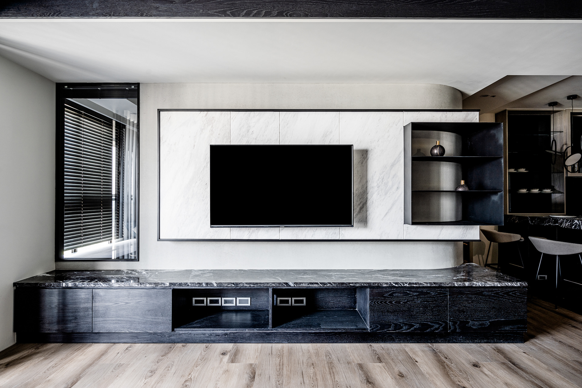 掠光浮島, 小豪宅, 客廳, 起居室, living room, family room, 電視, TV, 電視牆, TV wall, 超耐磨地板, laminate flooring, 築本國際設計, rootlocus, interior design, A' Design Award Winner 2021A'Design Award Winner in Interior Space and Exhibition Design Category, 2020 - 2021.