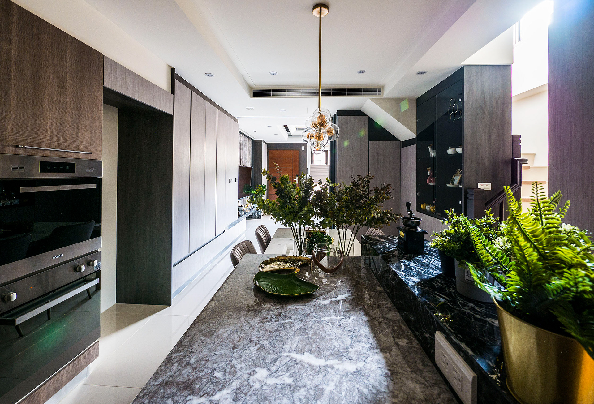 方寸之韻, 飯廳, 廚房, dining room, kitchen, 中島, island, 餐桌, dining table, 吊燈, pendant, 大理石, marble, 築本國際設計, rootlocus, interior design