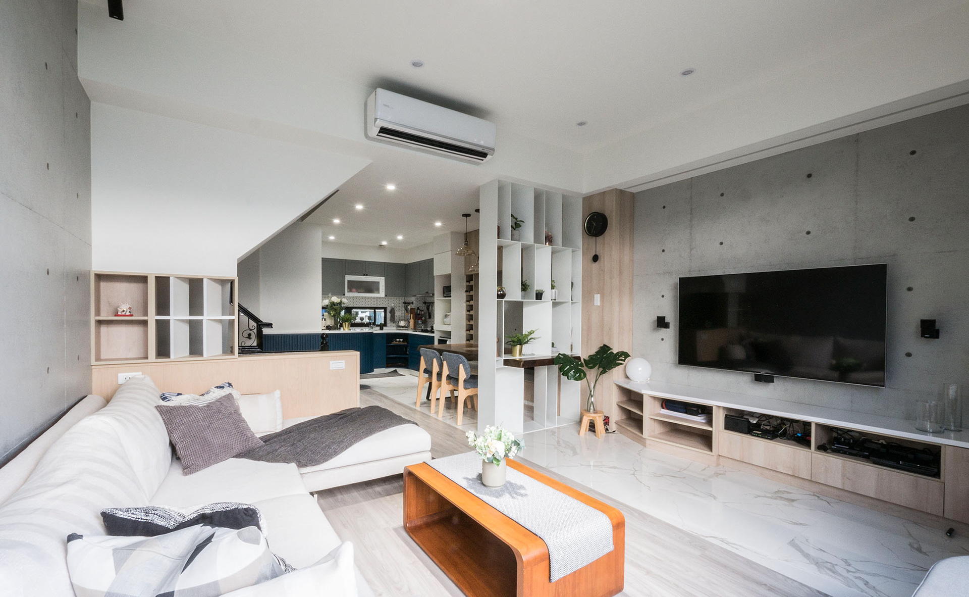午後青鳥, 客廳, living room, 沙發, sofa, couch, 臥榻, lounge, 木質, 溫潤, woody, 仿清水模塗料, simulated architectural concrete coating , simulated fair-faced concrete coating, 電視牆, TV wall, 超耐磨地板, laminate flooring, 仿大理石磁磚, simulated marble ceramic tile, 築本國際設計, rootlocus, interior design