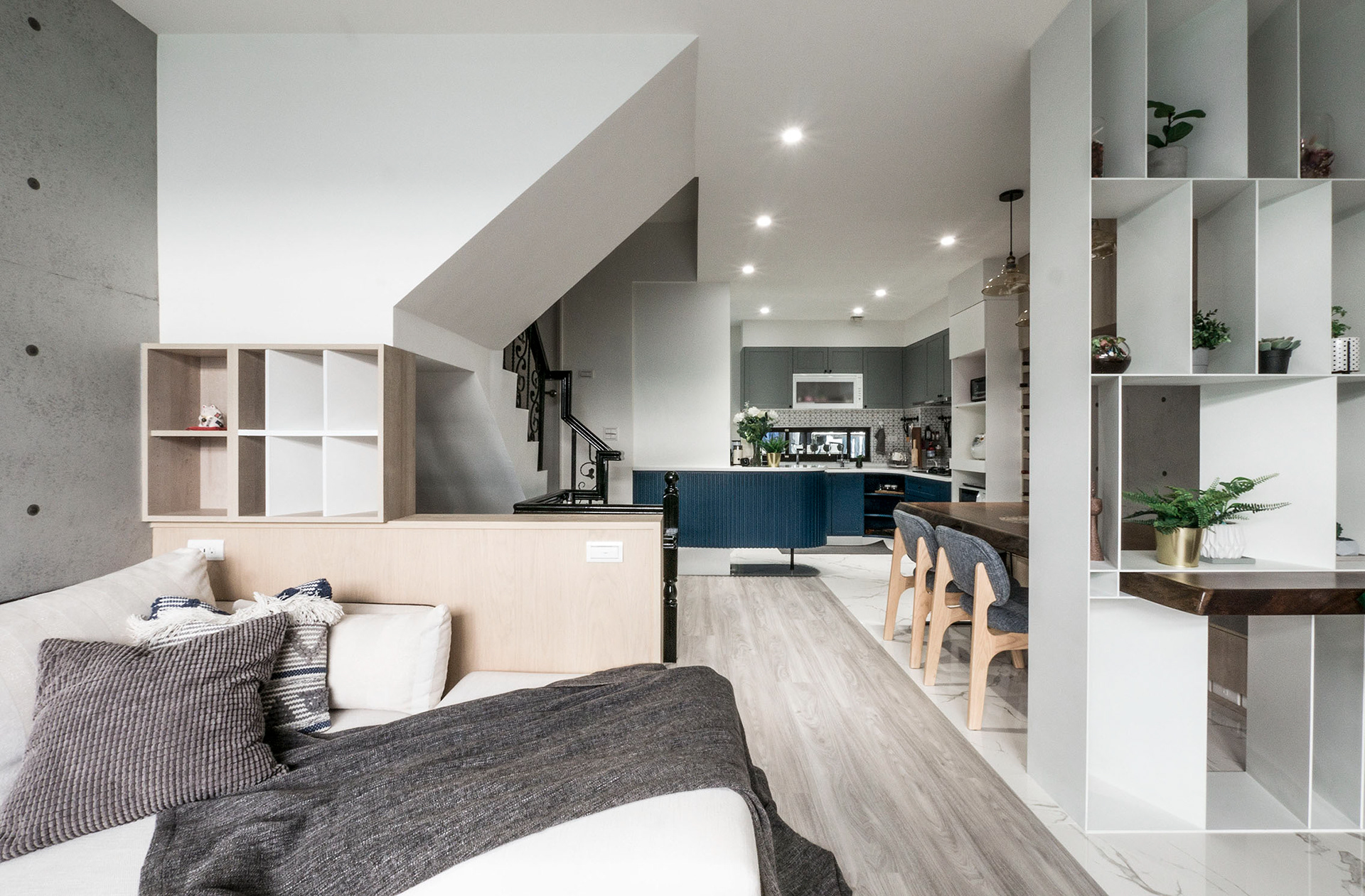 午後青鳥, 客廳, living room, 沙發, sofa, couch, 臥榻, lounge, 木質, 溫潤, woody, 仿清水模塗料, simulated architectural concrete coating , simulated fair-faced concrete coating, 電視牆, TV wall, 超耐磨地板, laminate flooring, 仿大理石磁磚, simulated marble ceramic tile, 築本國際設計, rootlocus, interior design