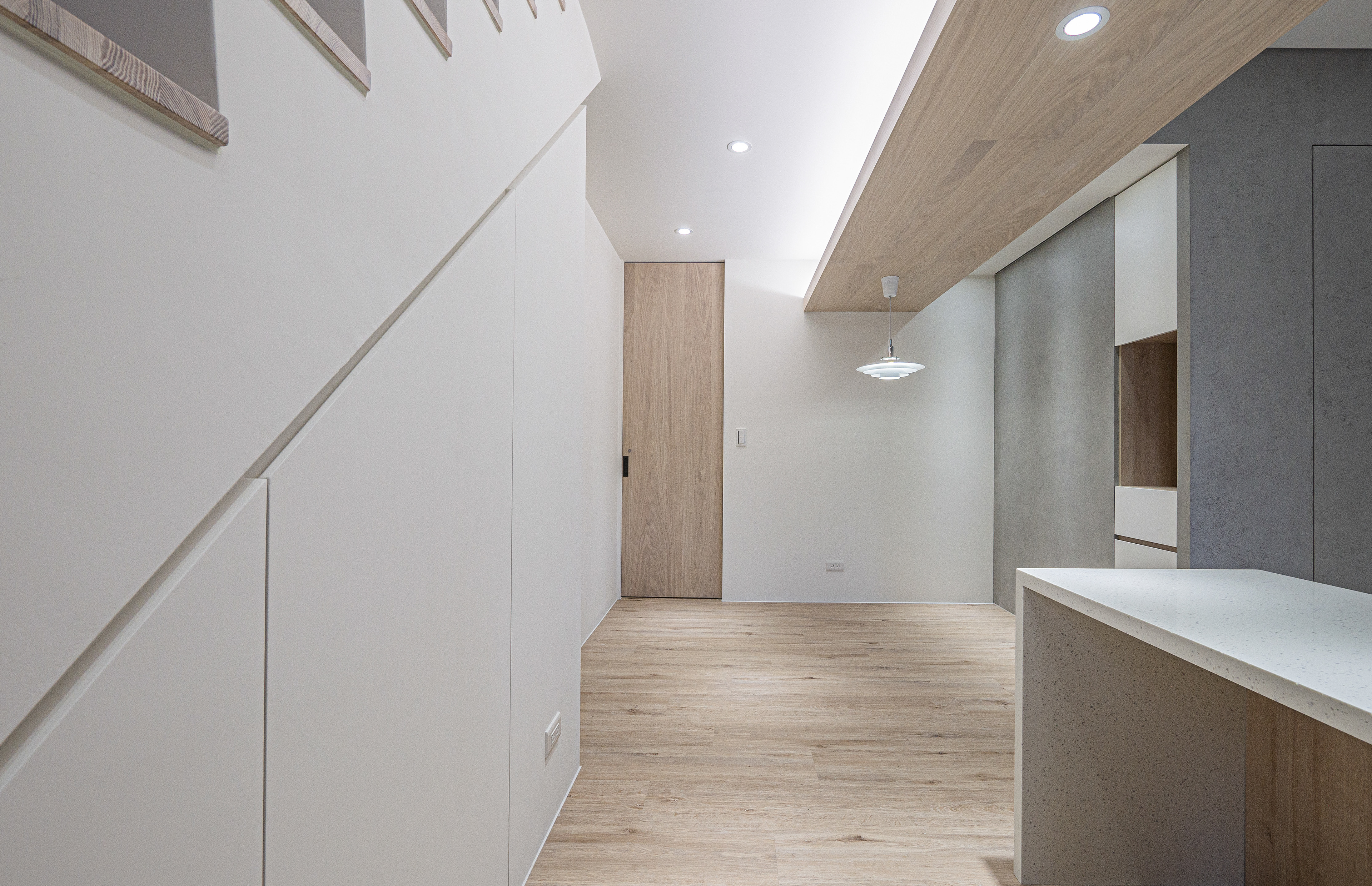 無垢宅, 木質, 溫潤, woody, 仿清水模塗料, simulated architectural concrete coating , simulated fair-faced concrete coating, 書桌, desk, bureau, 儲藏室, 梯間收納, 樓梯間儲藏室, storage, storeroom, 超耐磨地板, laminate flooring, 樓梯, staircase, 木質天花板, woody ceiling, 築本國際設計, rootlocus, interior design