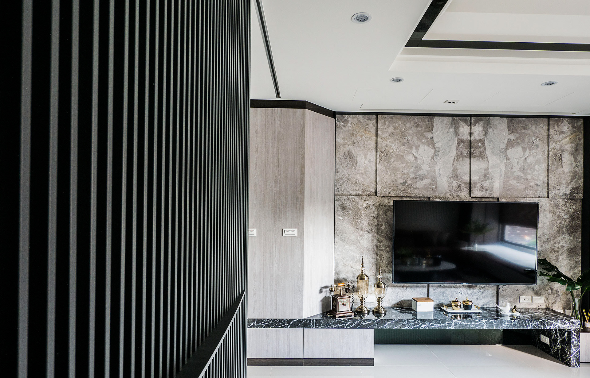 方寸之韻, 客廳, living room, 黑鏡, black mirror, 天花板, ceiling, 大理石, marble, 木質, woody, 築本國際設計, rootlocus, interior design