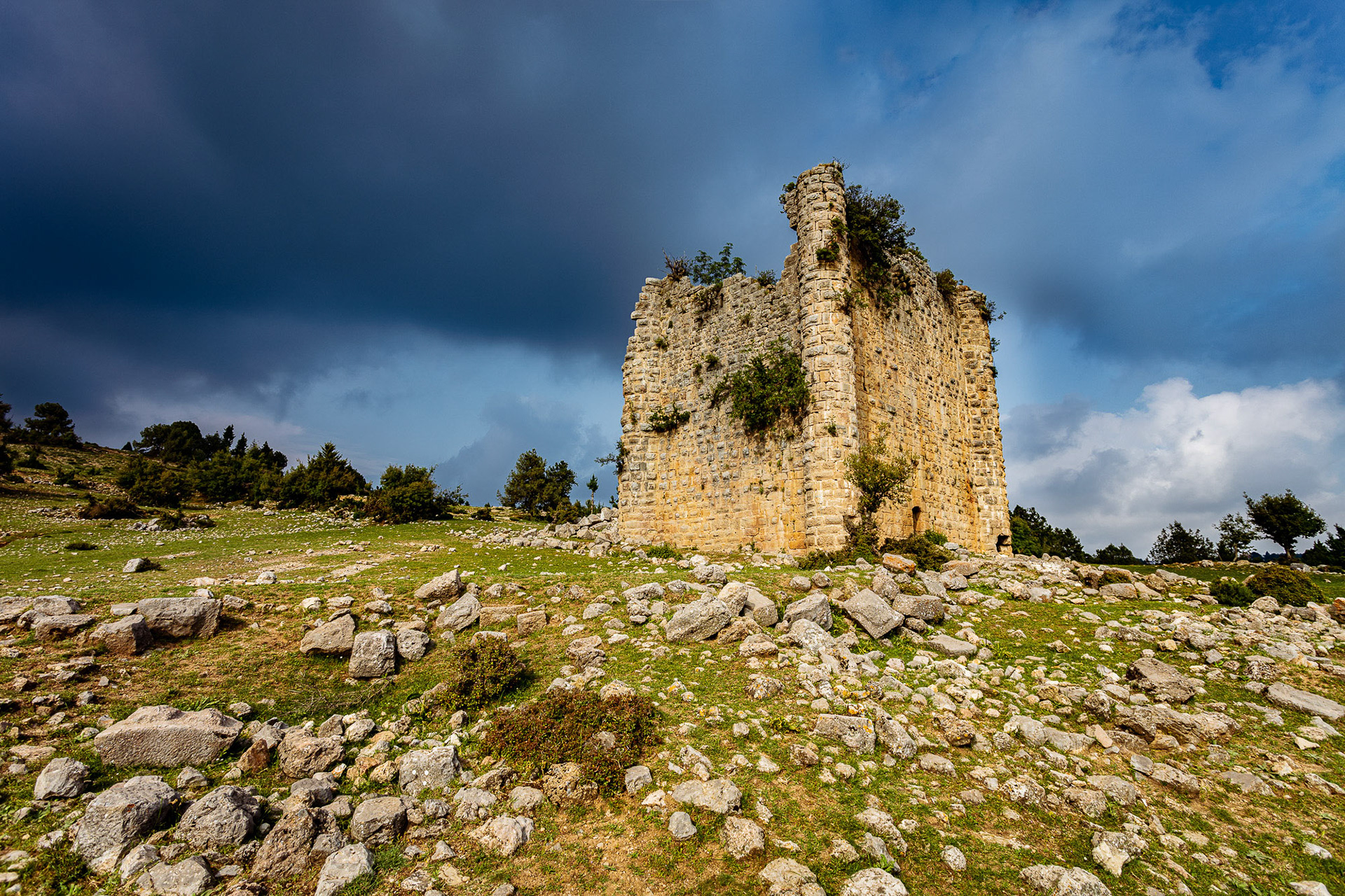 "Sinap" - The Sinap Castle is a medieval fortification situated to the northeast of Çamlıyayla in the Taurus Mountains in southern Turkey. The fort dates from the period of the Cilician Kingdom (12-14th century). It functioned as both a fortified estate house and a guardian along the strategic route between the Het‛umid castle at Lampron (Namrun Kalesi) and the Cilician Gates.