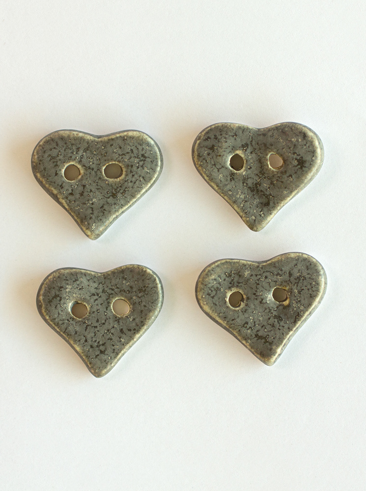Botón cerámica gris corazón 4 unidades / Valor $1.500.- / B017