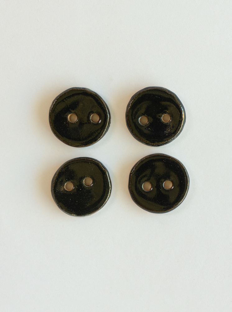 Botón cerámica negro 4 unidades / Valor $1.500.- / B012