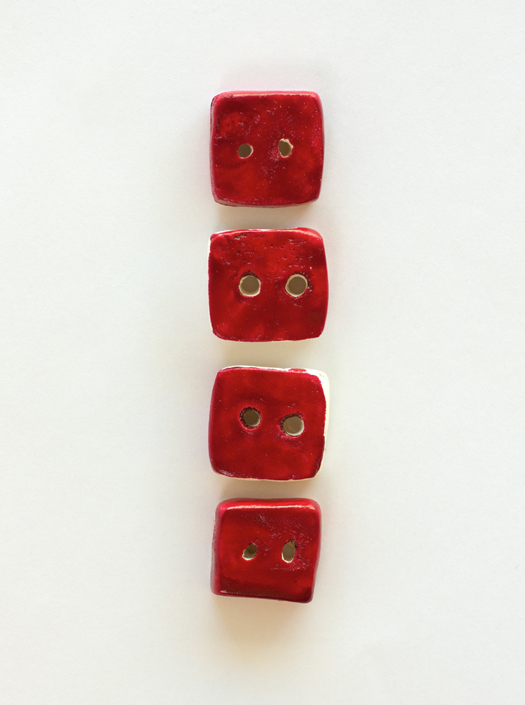Botón cerámica rojo 4 unidades / Valor $1.500.- / B025