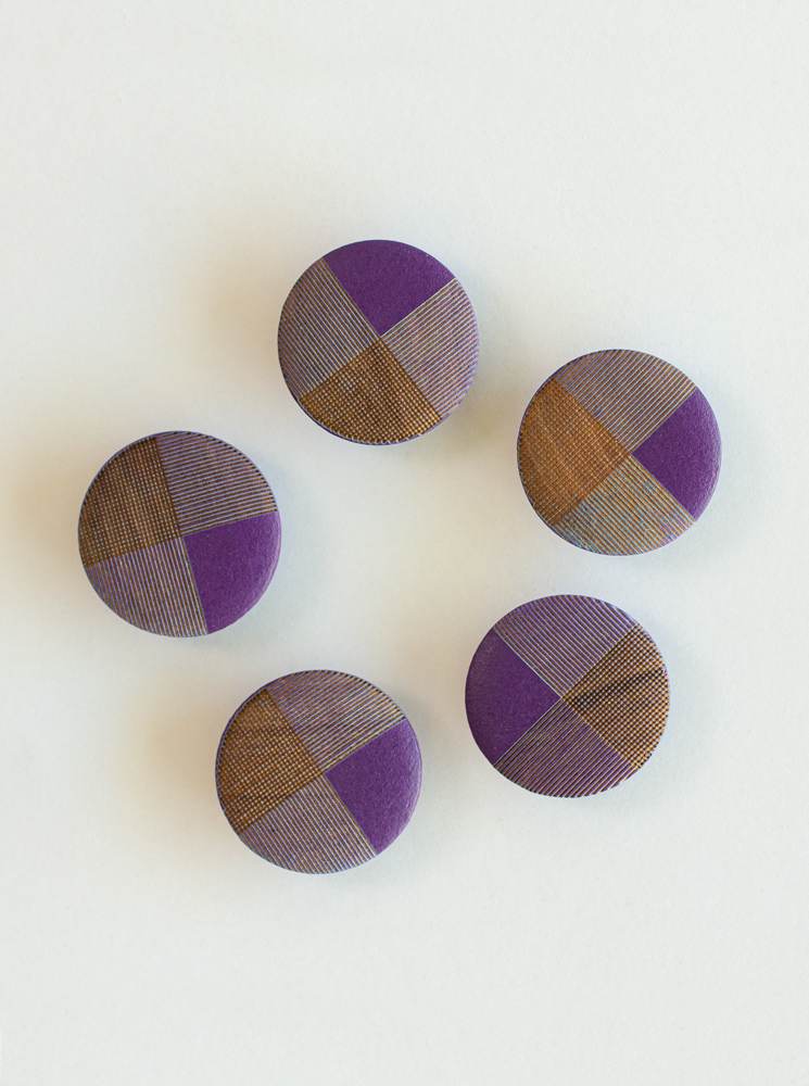 Botón madera morado 5 unidades / Valor $1.000.- / B007
