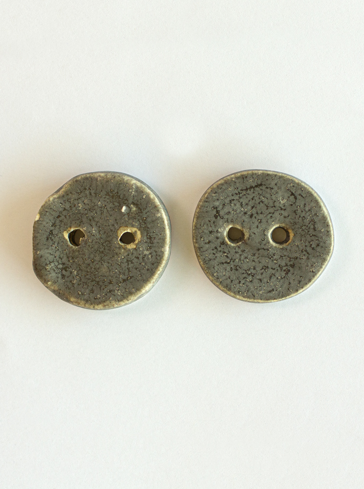 Botón cerámica gris 2 unidades / Valor $1.500.- / B016
