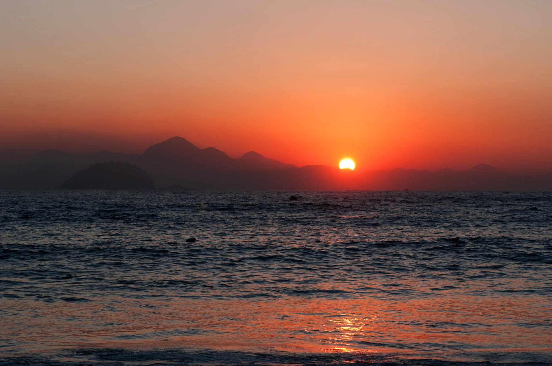 Sonnenaufgang an der Copacabana