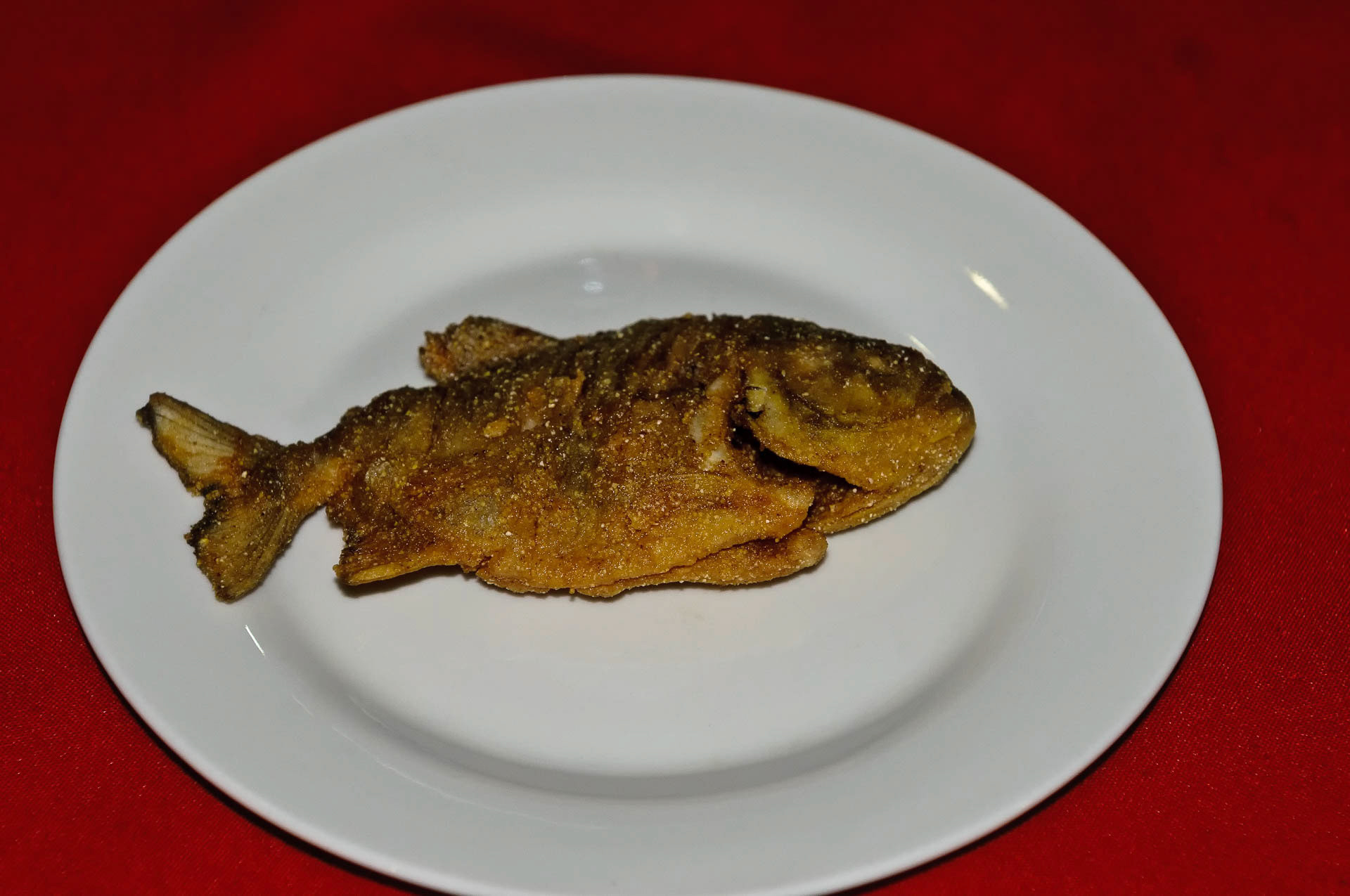 Selbst gefangener frittierter Piranha