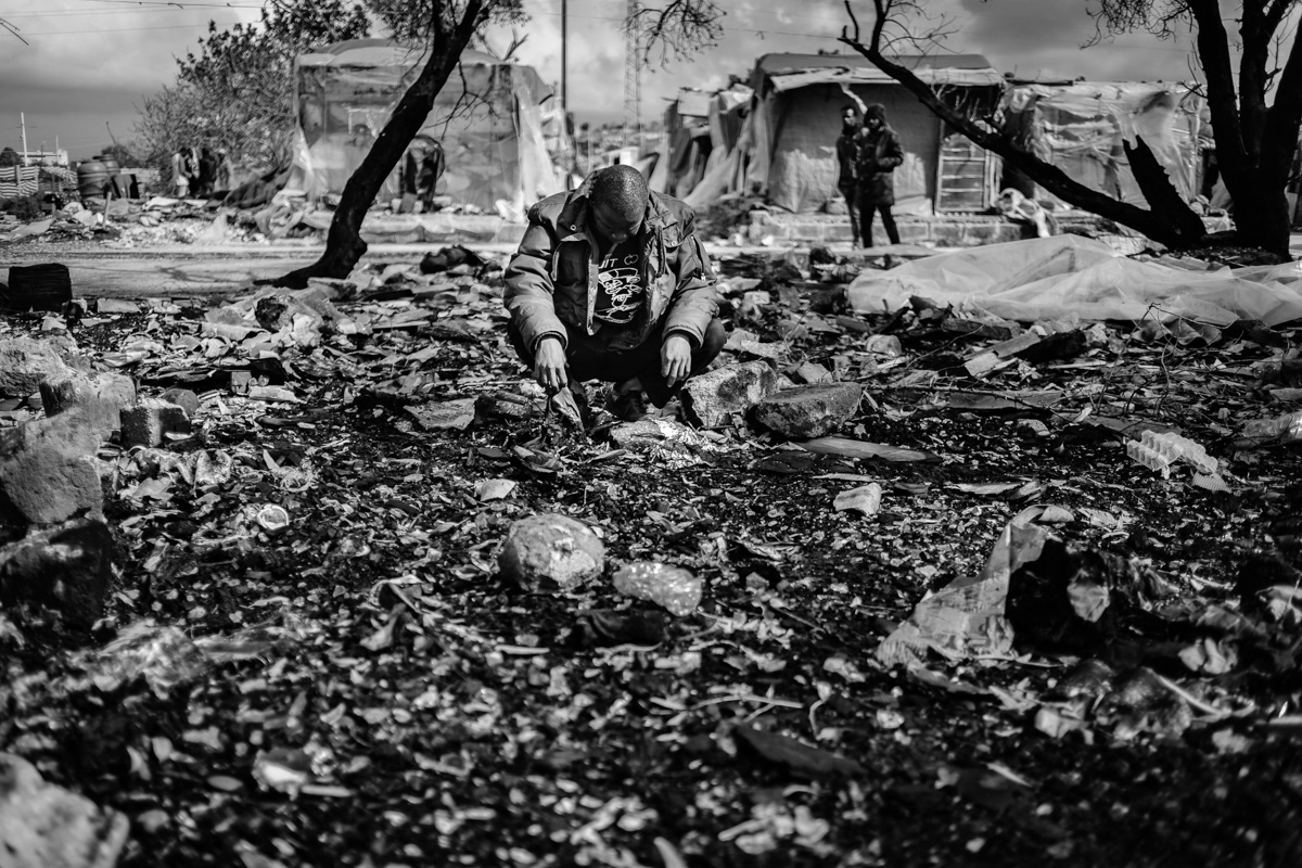 Lamin ( from Gambia), in a place where his "home" was a few weeks ago, in one of the many illegal camps for farm workers in Sicily where refugees and immigrants from Western African countries lives. One night he felt smoke and noticed the fire. The fire burned 15 houses in which sleep a dozen people, all fortunately managed to escape. Lamin lost all documents, clothes and money he had worked in Italy for several years.