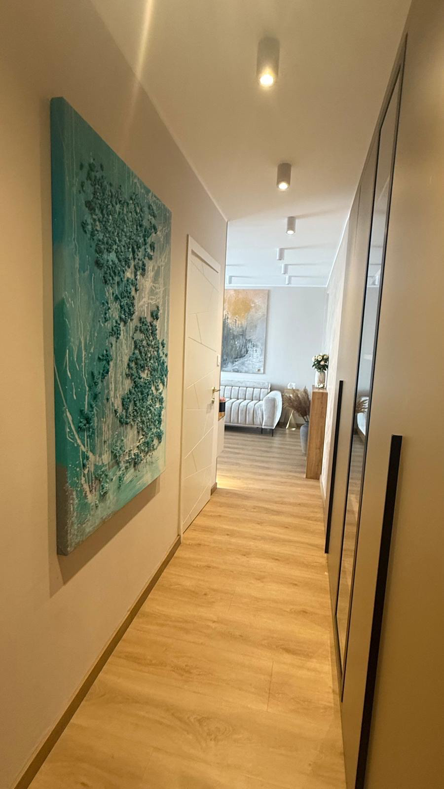 YES pověšen na místě