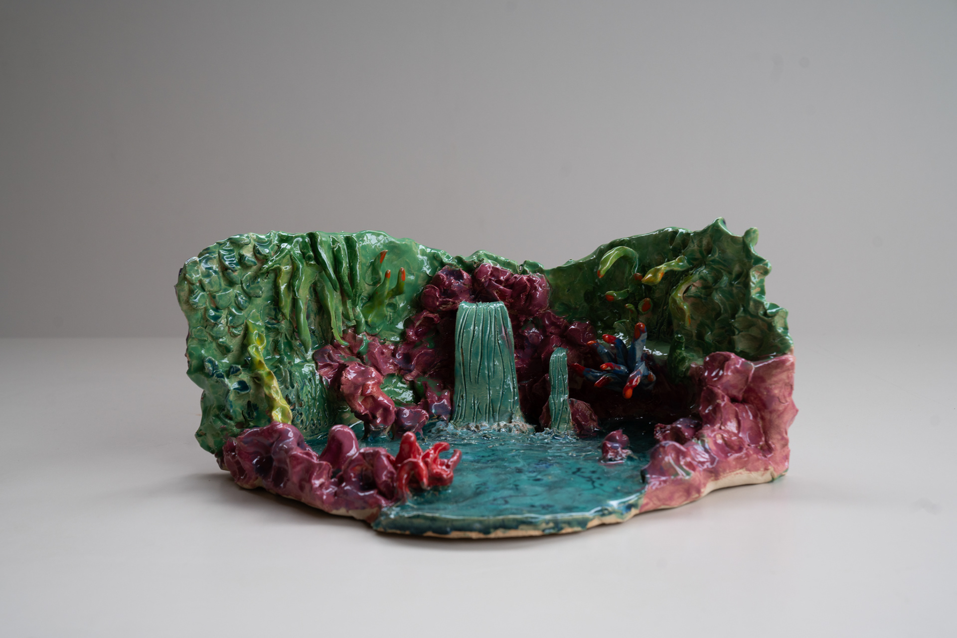 Eiland II, glazed ceramic, 40 x 16 x 30 cm, 2023 