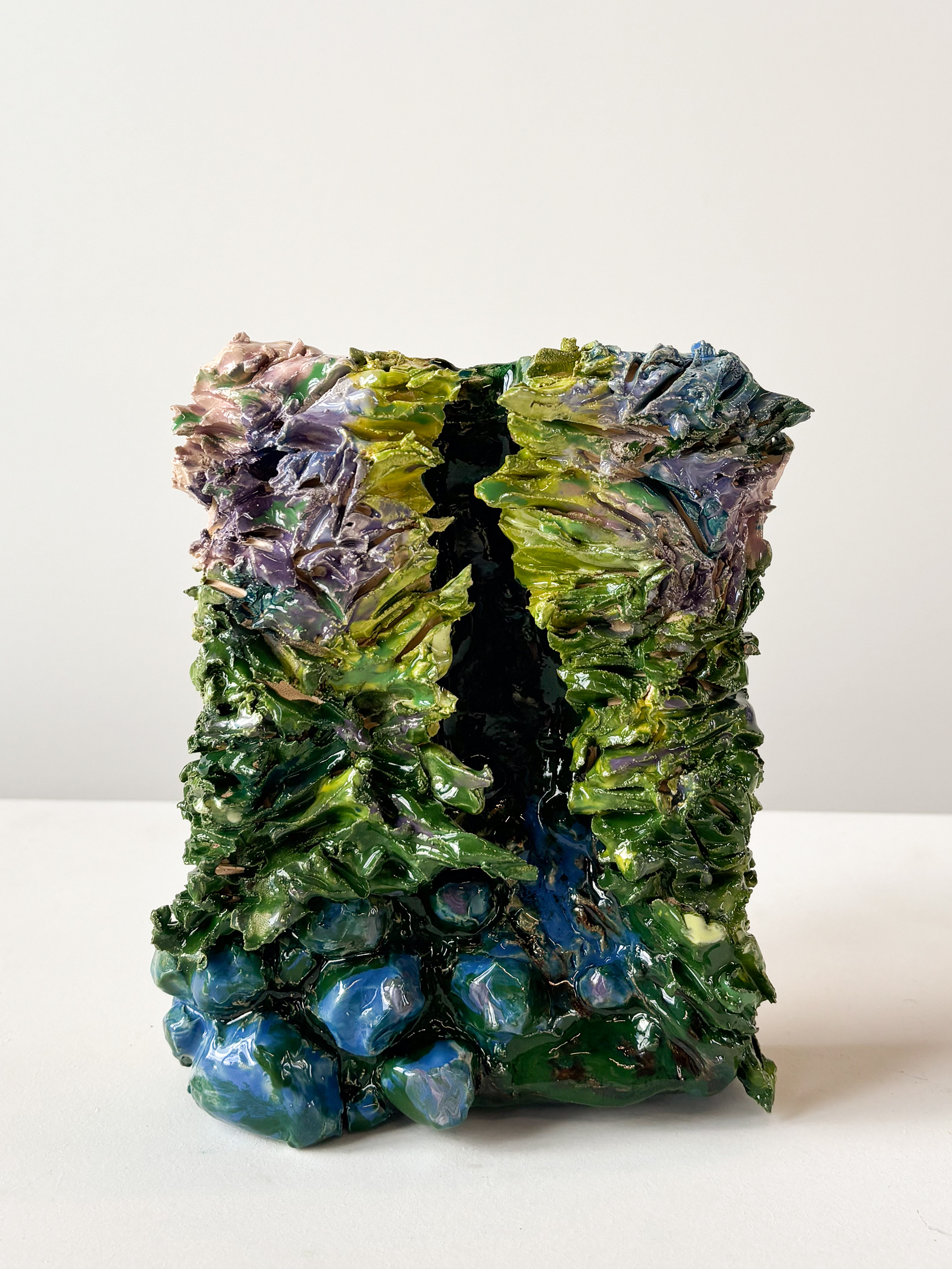 Overwoekerd, glazed ceramic, 15 x 7 x 19 cm