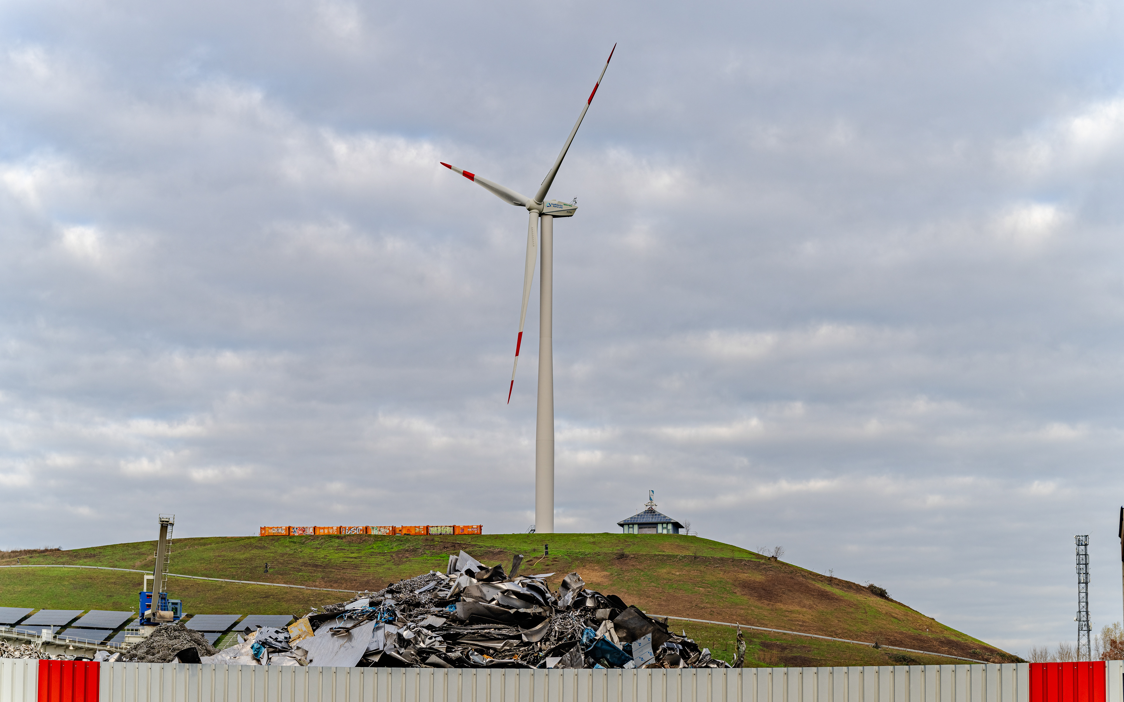 Energieberg - Begrünte Mülldeponie mit Solar- Deponiegas- und Windkraftanlagen
