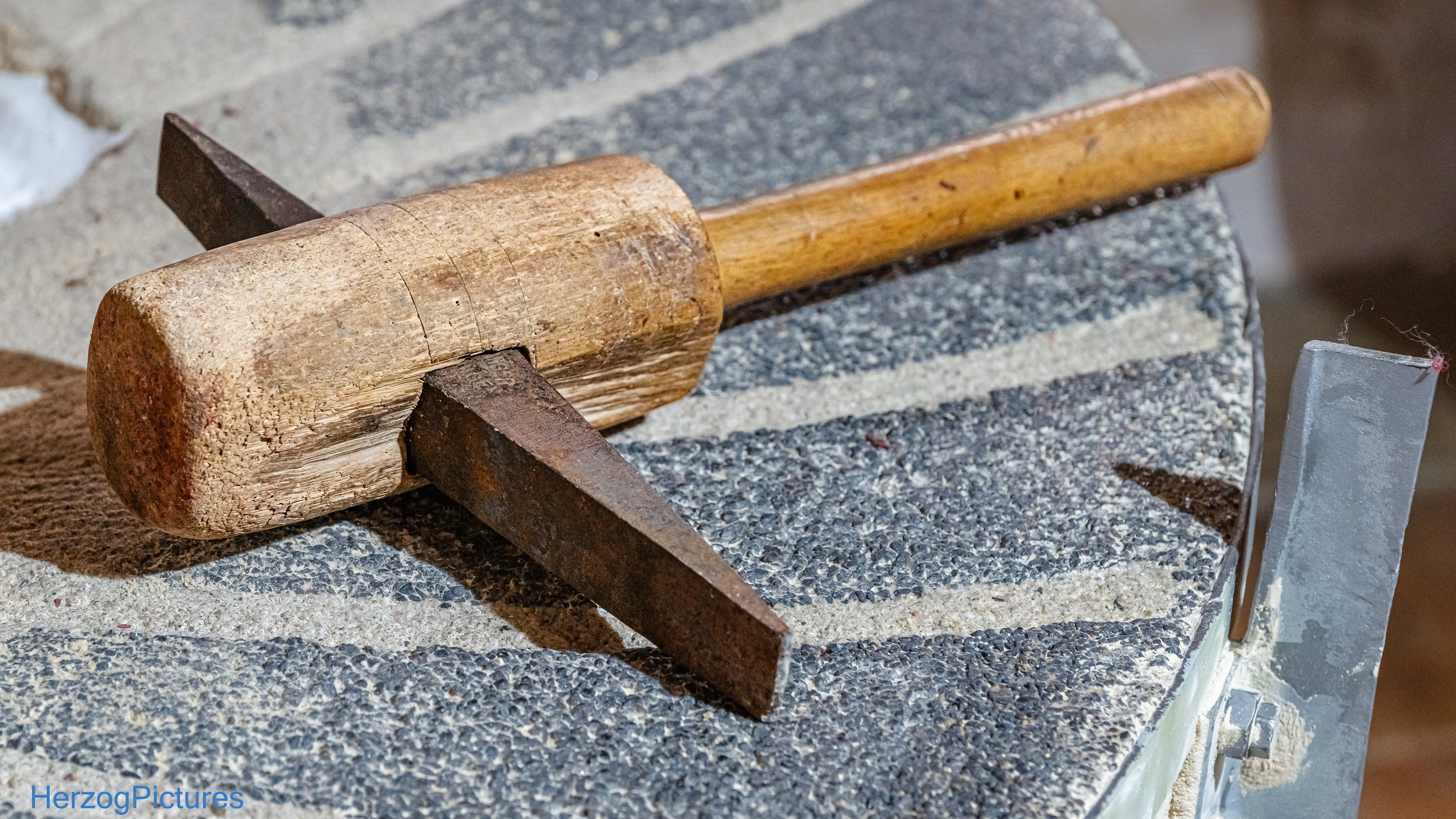 Mit diesem Spezialhammer, der Messerbille werden Rillen und Nutprofile wiederhergestellt 