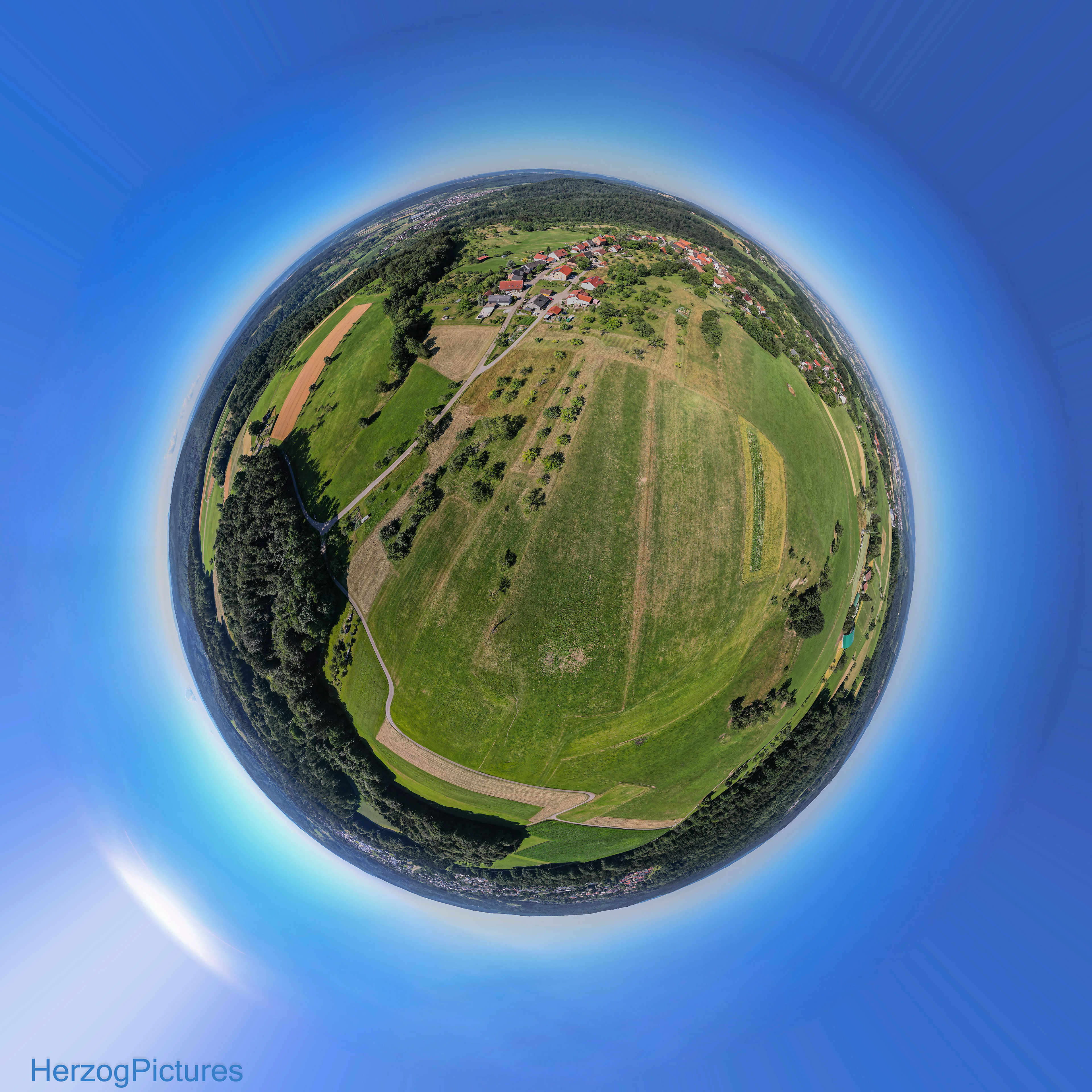 Hexenhäusle links im Wald