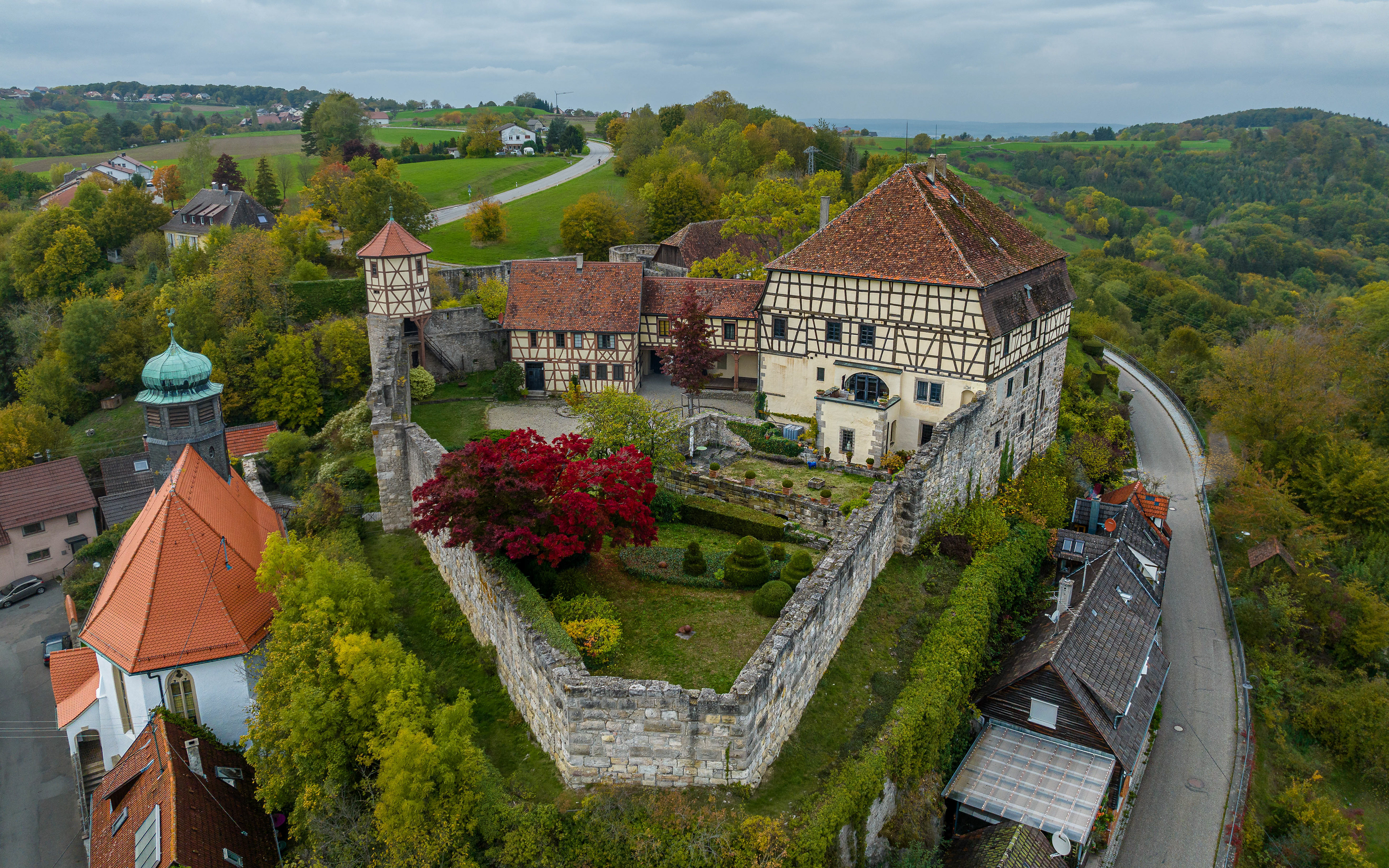Die Burg Maienfels ist eine Höhenburg auf einem Bergvorsprung über dem Brettachtal