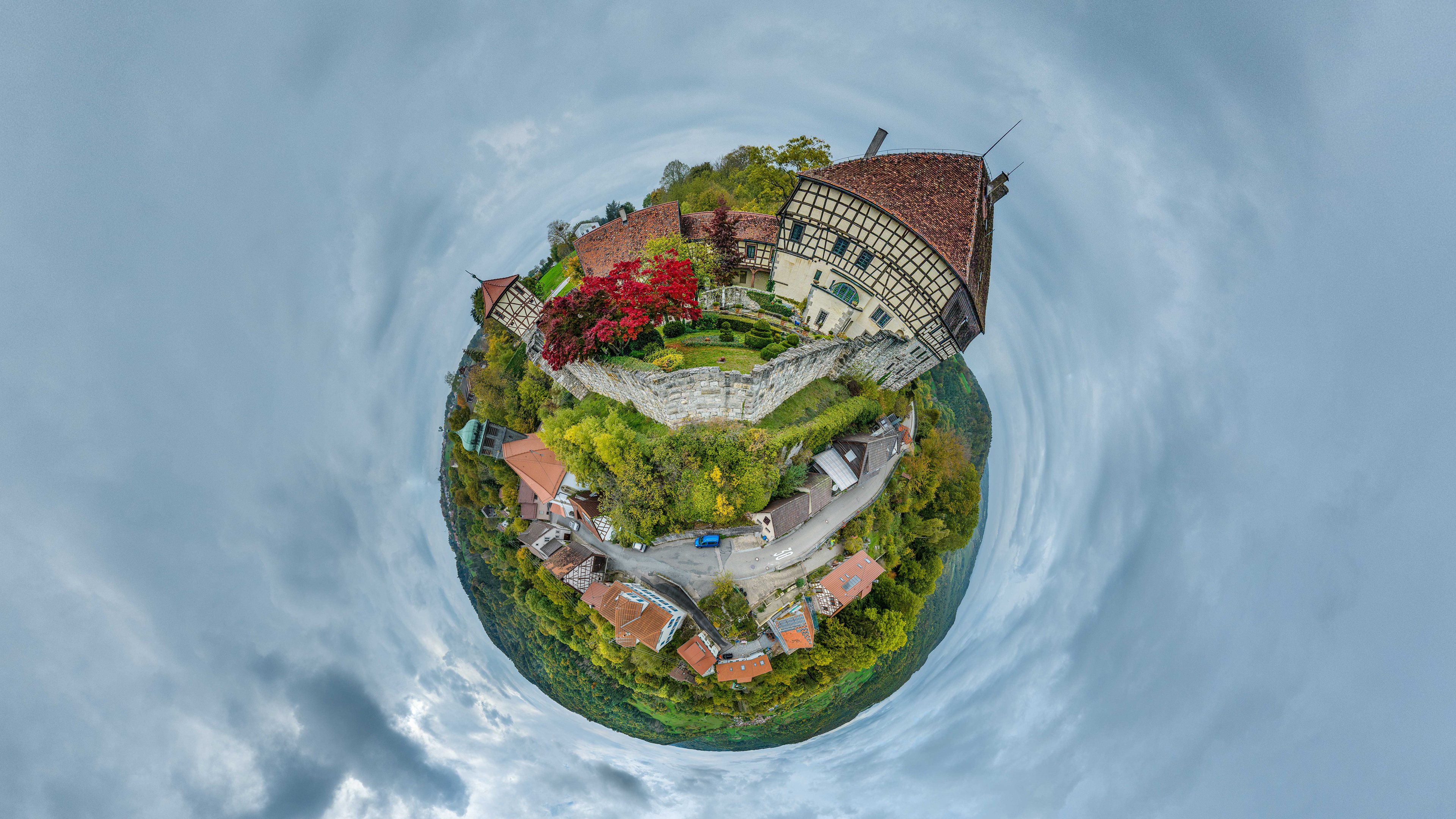 Die Burg Maienfels ist eine Höhenburg auf einem Bergvorsprung über dem Brettachtal