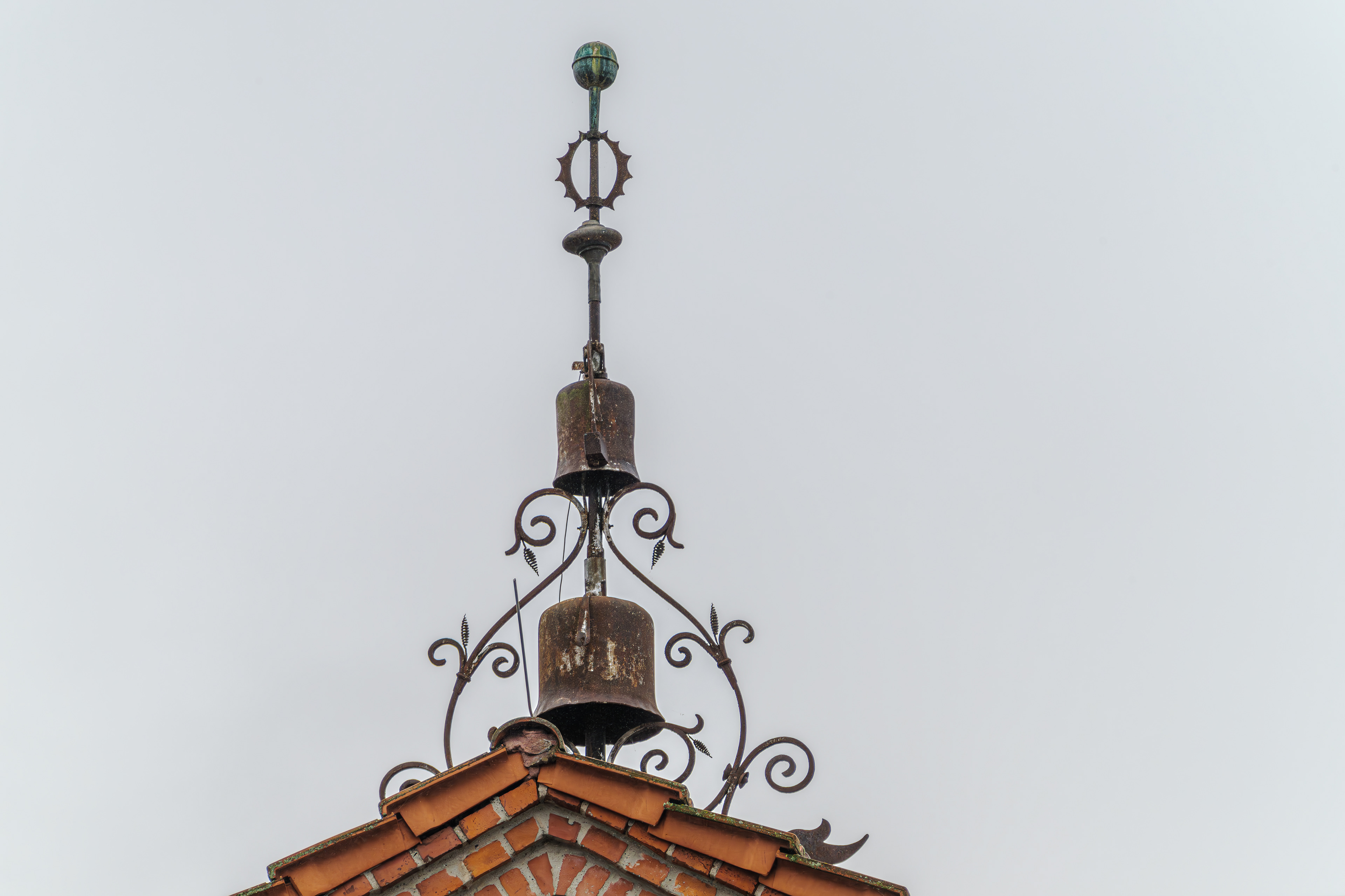 vormaliges Adolfgebäude - Spitze mit 2 Glocken
