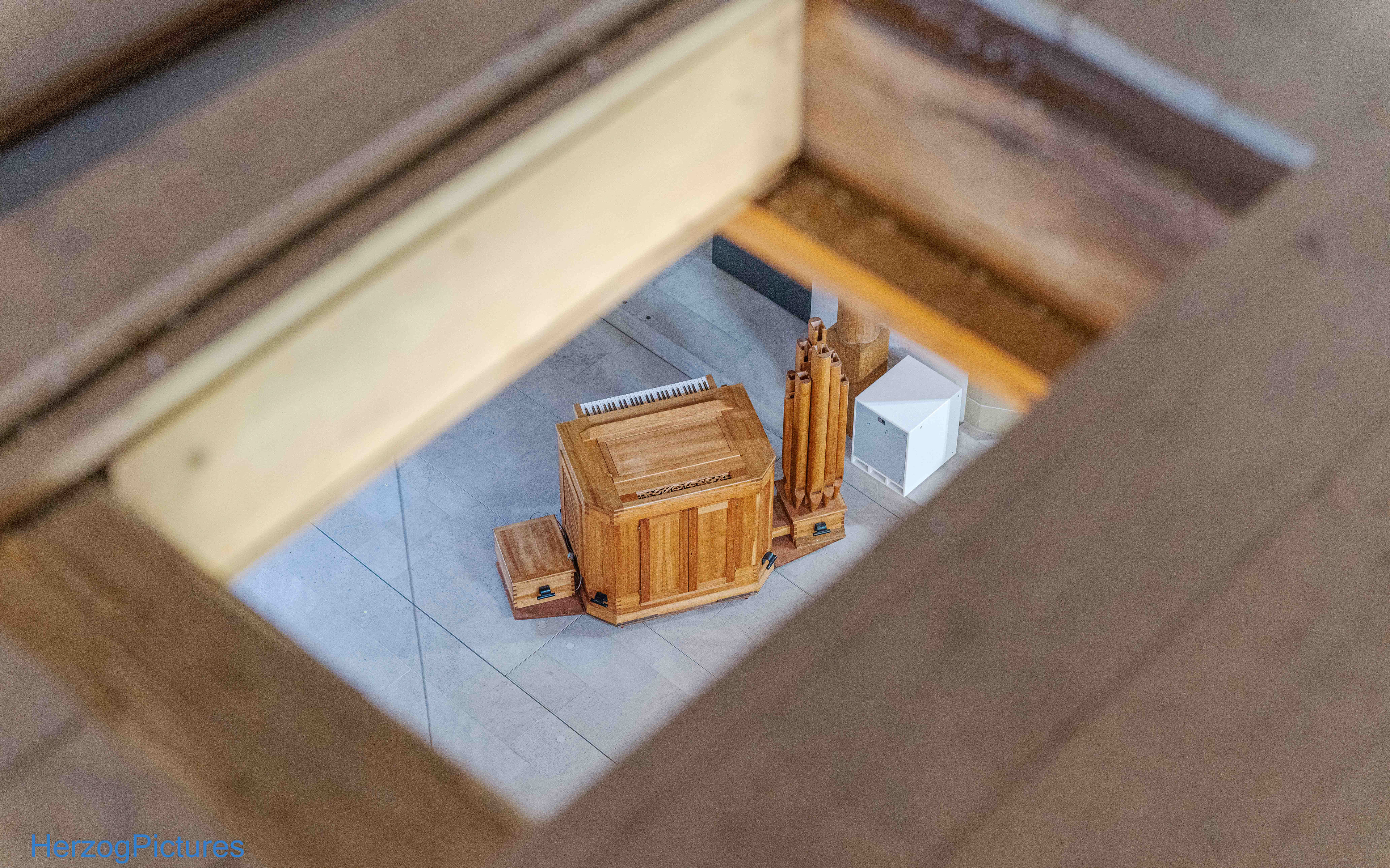 Blick durch die Holzdecke