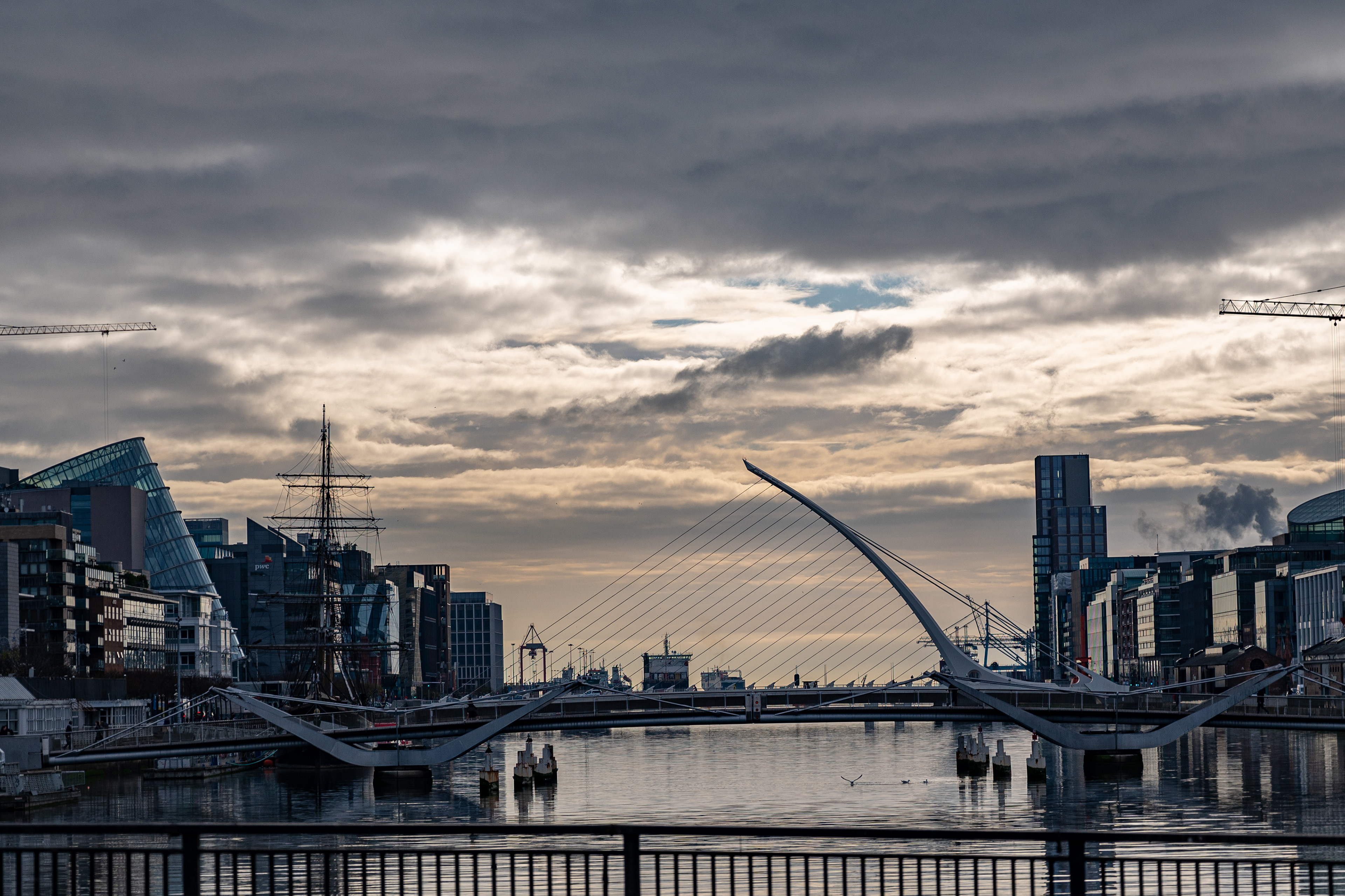 Uitzicht vanaf Seán O'Casey Bridge