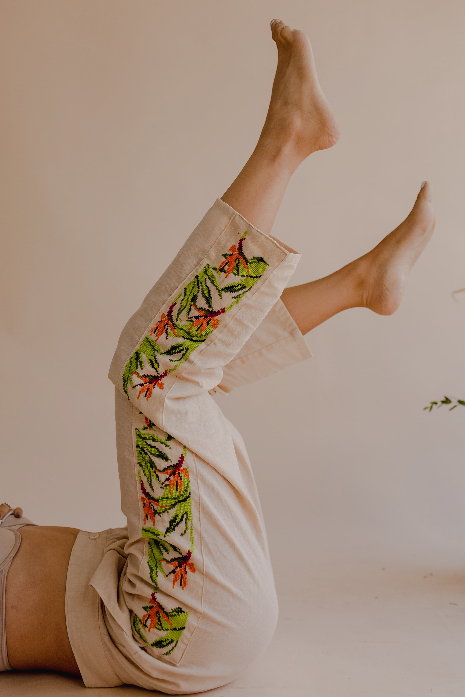 Desliz - Pantalón de lino beige con bordado a punto de cruz en Teabo, Yucatán