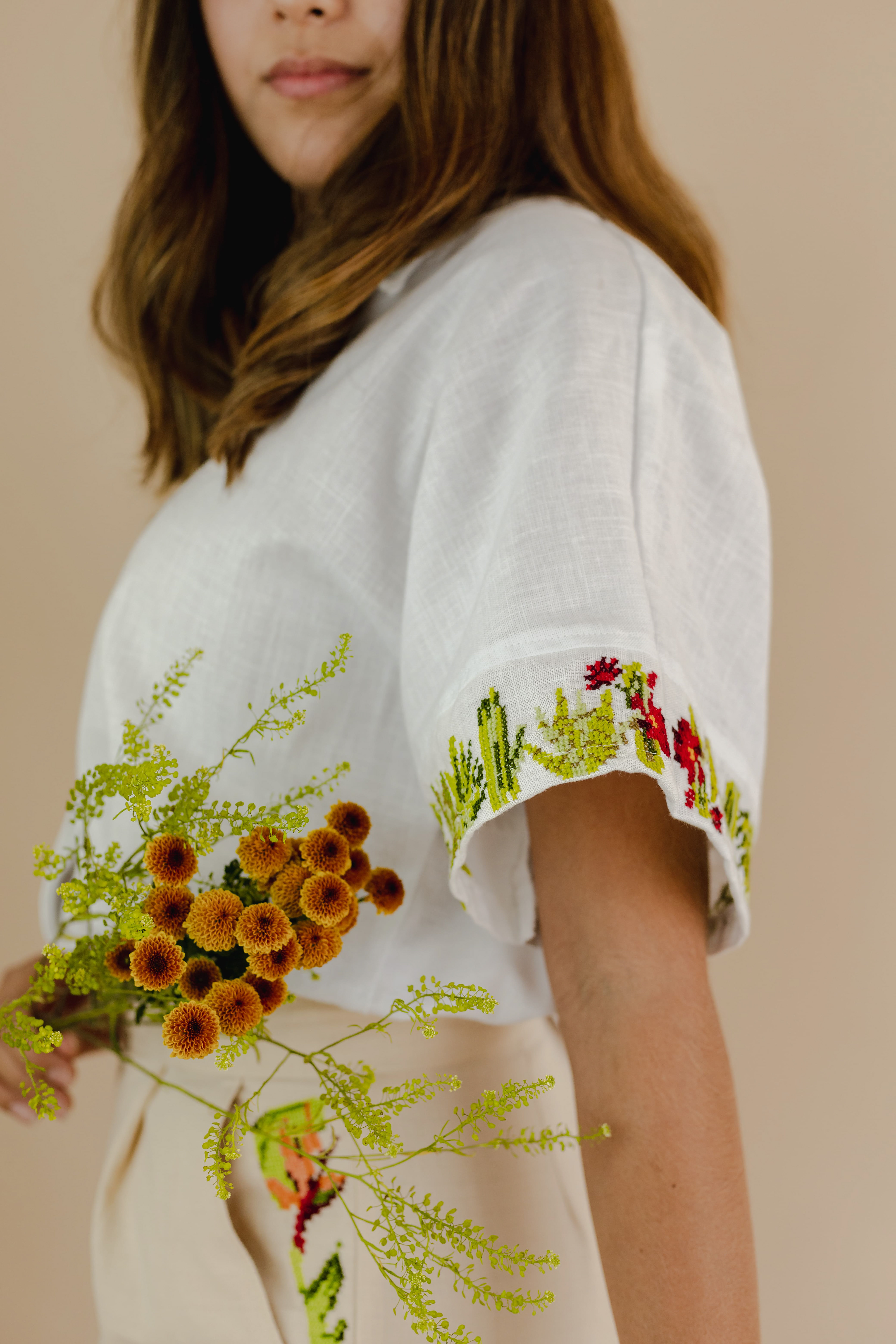 Amanecer - Blusa de lino blanco con bordado a punto de cruz hecho en Teabo, Yucatán