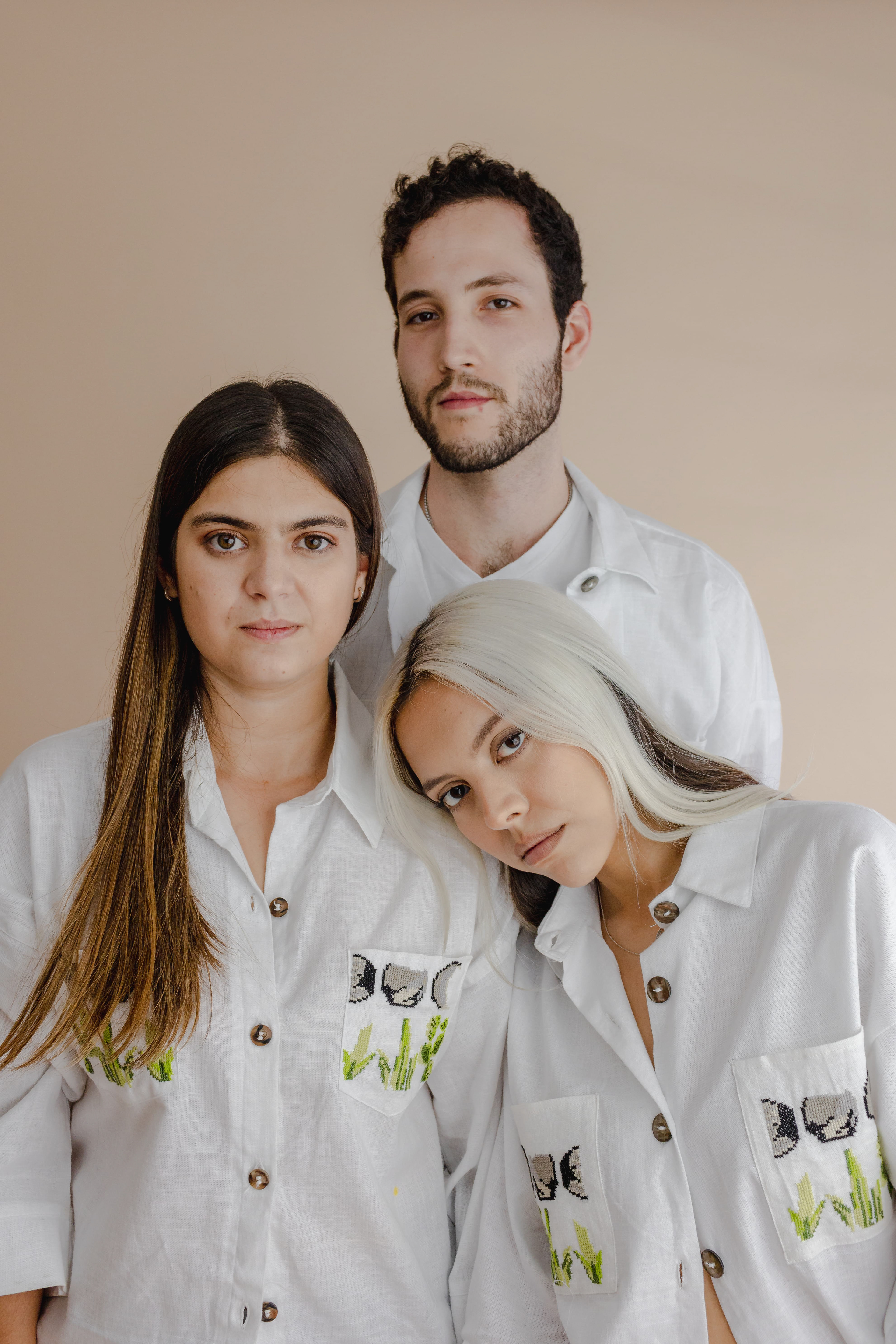 Media Luna - Blusa unisex de lino blanco con bordado a punto de cruz hecho en Teabo, Yucatán