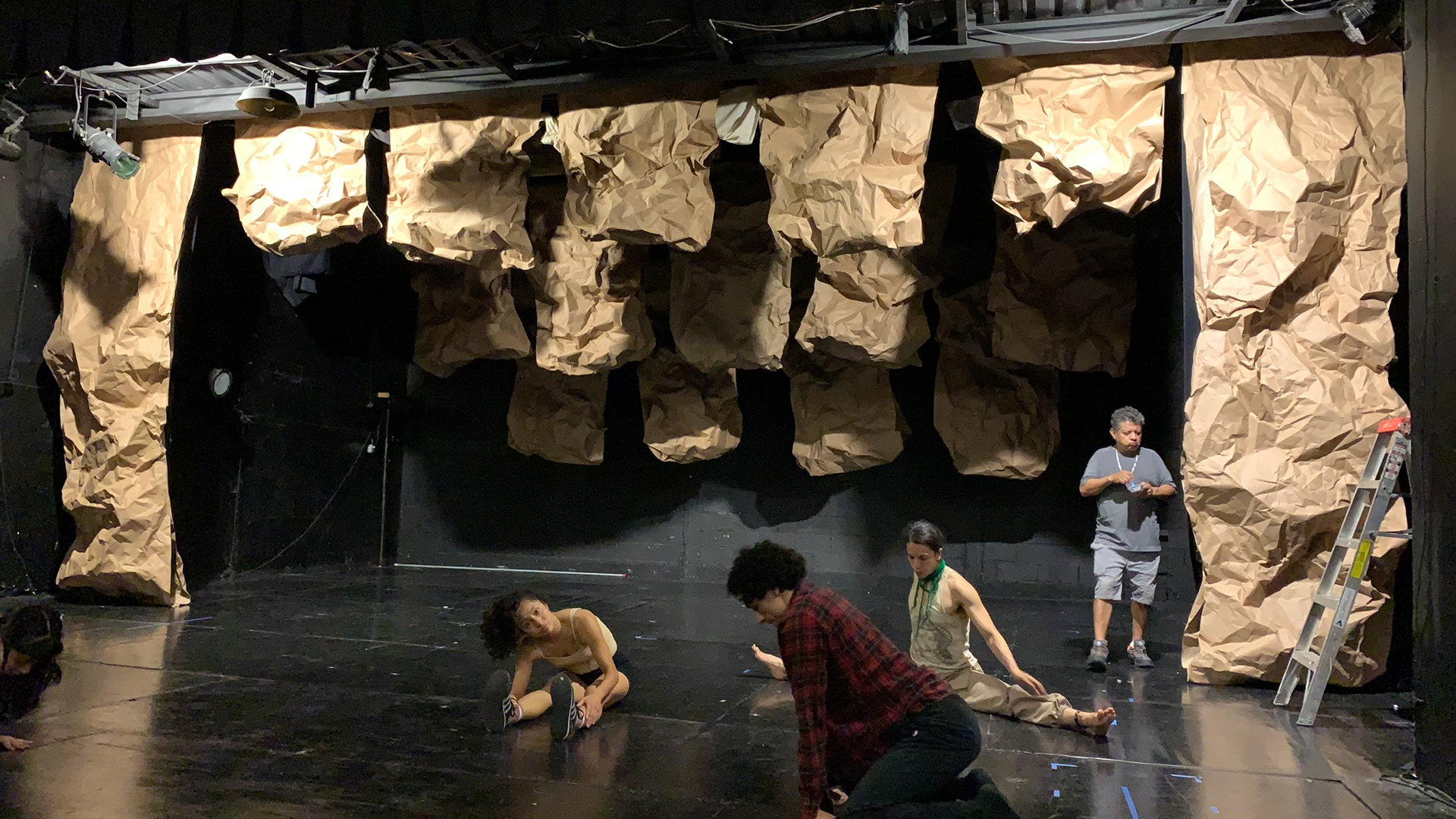 Montaje de escenografía para pruebas y ensayo